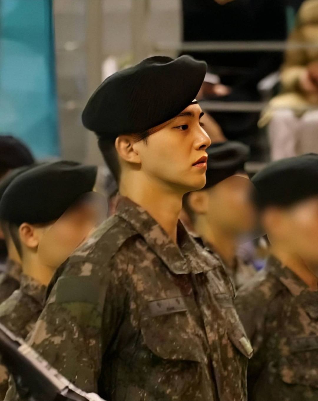 이제 훈련병 말고 이병 송강!🫡🪖

송강이 어제(8일) 훈련병 수료식을 마치고 이병으로 진급했습니다. 어제 진행된 수료식 이미지와 영상에서는 저화질임에도 불구하고 완벽한 군복 핏과 여전히 빛나는 비주얼을 자랑해 팬들의 감탄을 자아냈는데요. 이제 송강은 기초군사훈련을 마쳐 자대 배치를 받아 국방의 의무를 이어갑니다. 한편 지난달 2일 육군 훈련소에 입소한 송강은 2025년 10월 1일 전역 예정입니다. 이미지