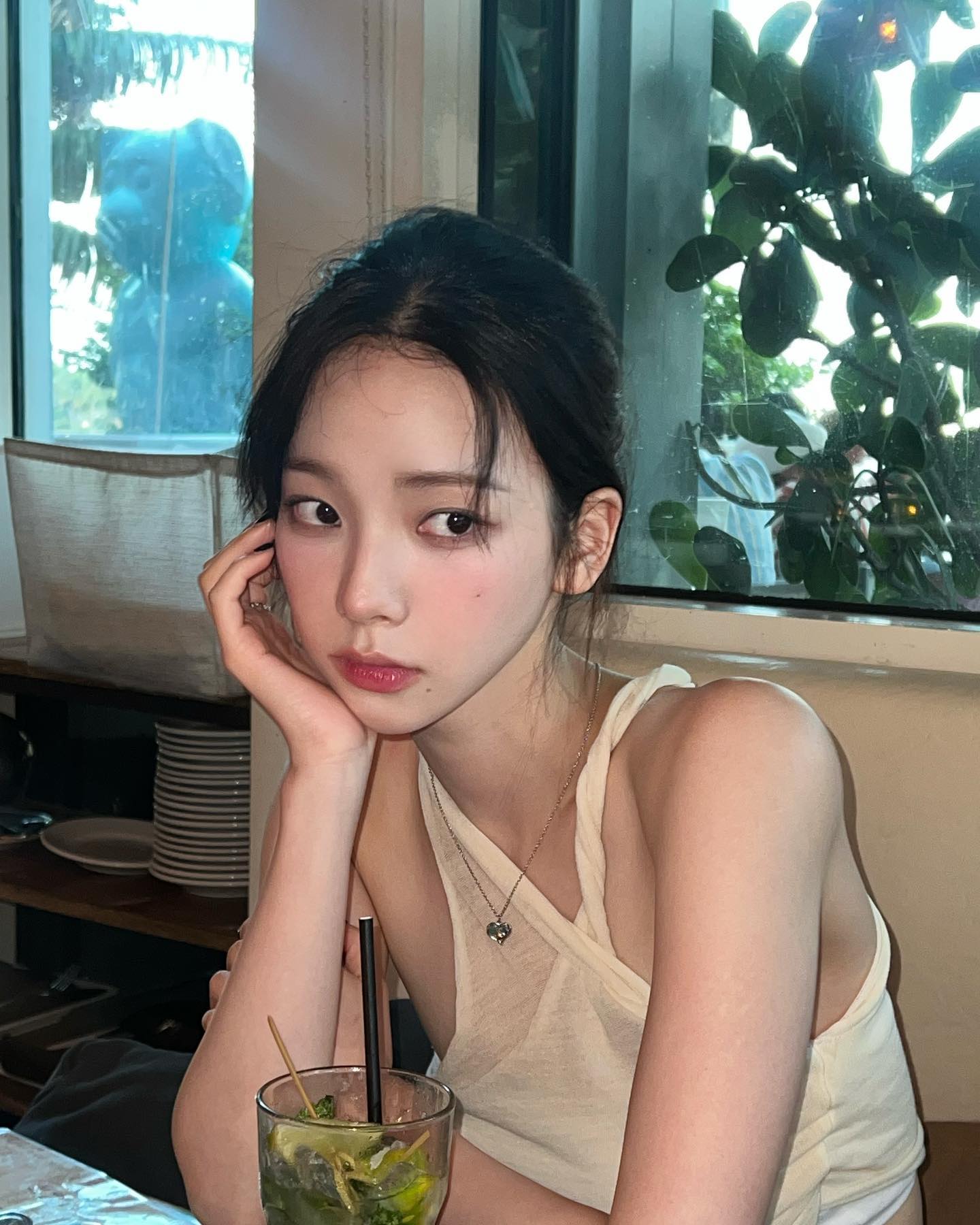 휴가때 참고해!💛🩵민소매 코디 이미지