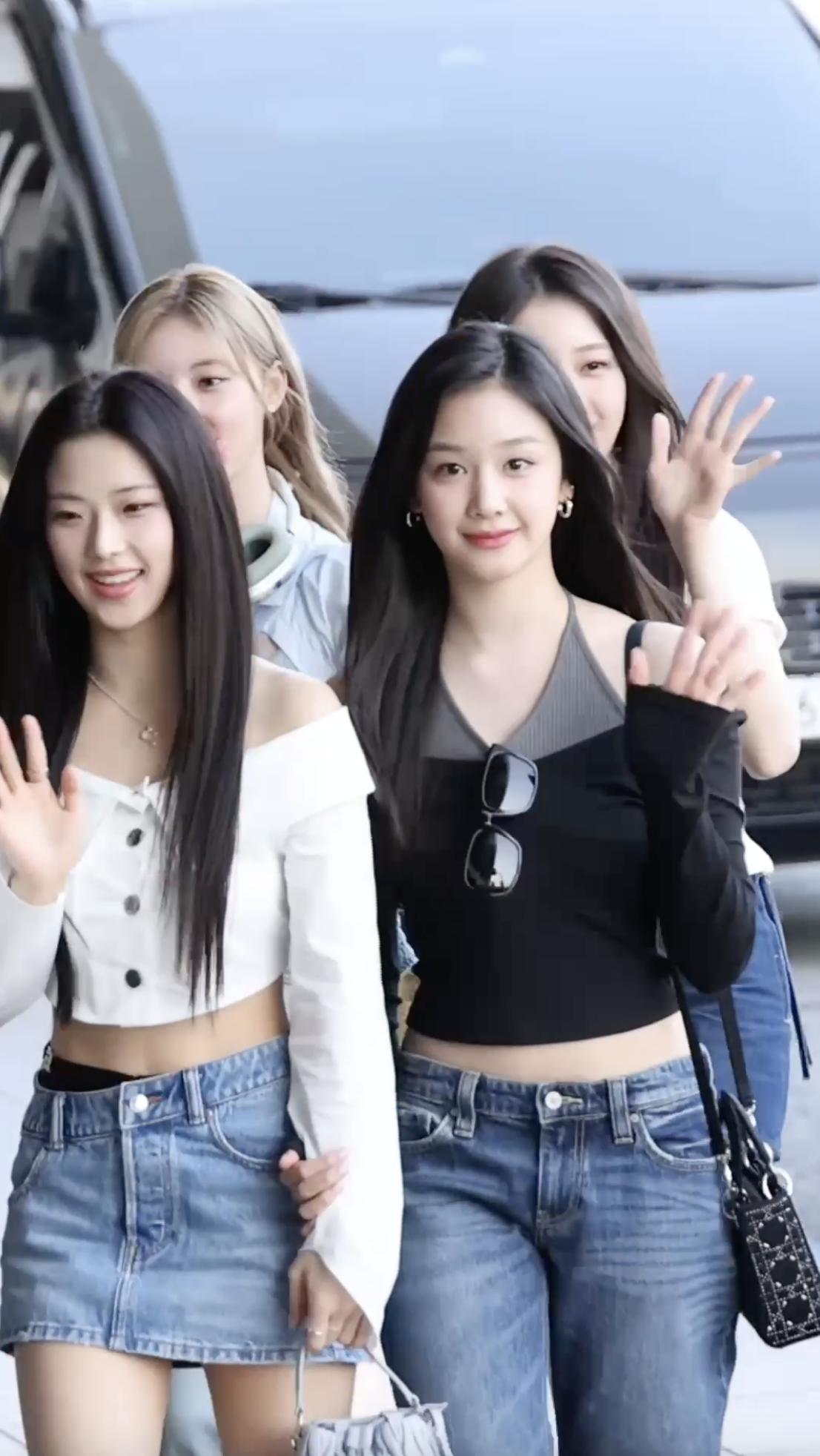 베이비몬스터의 공항룩 키워드는 @데님👖청바지부터 데님스커트까지 데일리한 코디 참고✔️ 이미지