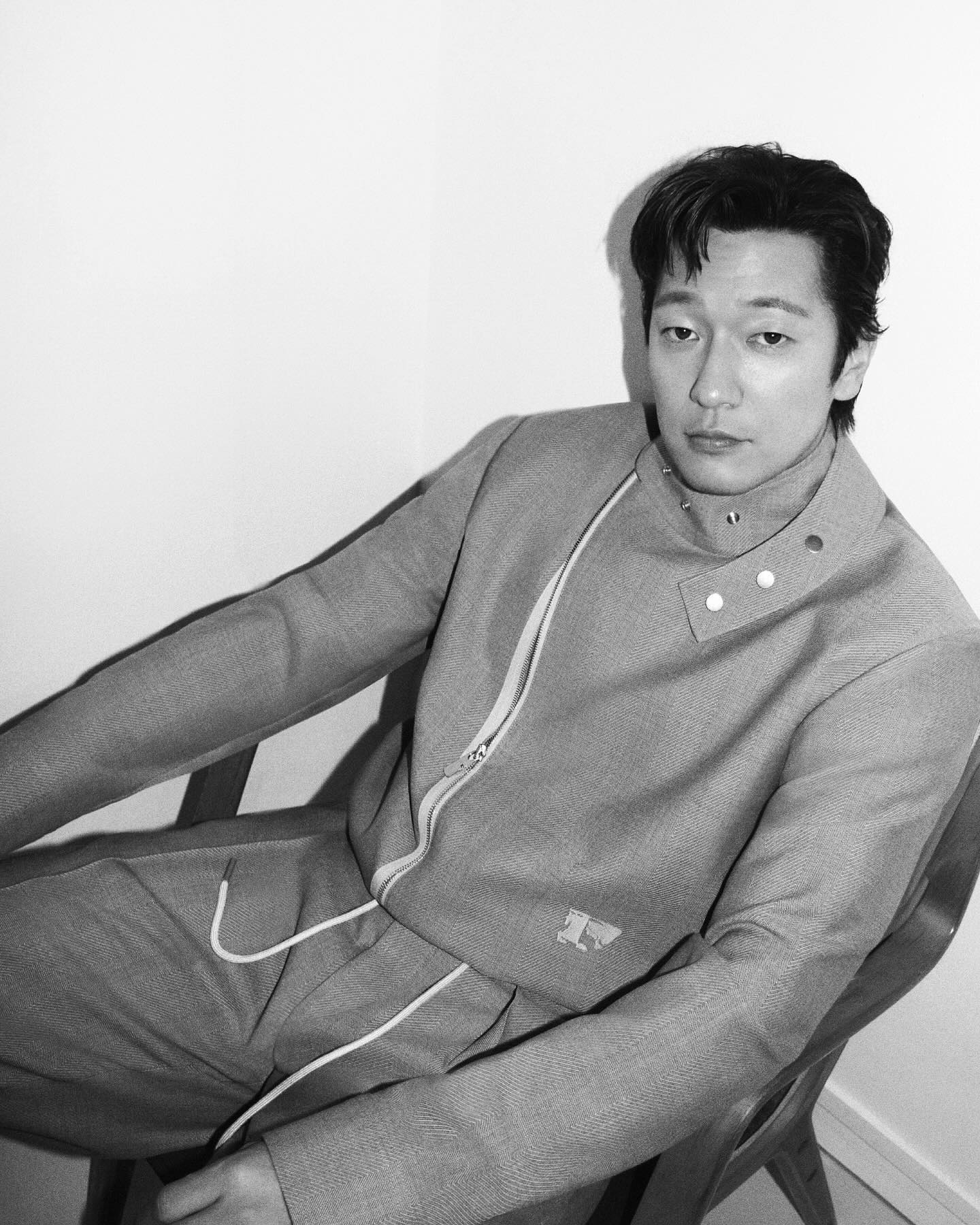 손석구 버버리 앰버서더 발탁🖤

버버리가 브랜드 앰버서더로 배우 손석구를 발탁했습니다. 버버리는 “배우로서 끊임없이 다양한 장르에 도전하는 손석구가 회사가 추구하는 정신과 굉장히 맞닿아 있다”며 “브랜드와 같은 철학을 공유하고 있는 그를 우리 패밀리의 일원으로 맞이할 수 있어 기쁘다”고 밝혔는데요. 이에 손석구는 “오래전부터 개인적으로 애정했던 브랜드의 앰버서더가 되어 영광”이라며 소감을 전했습니다. 이미지3