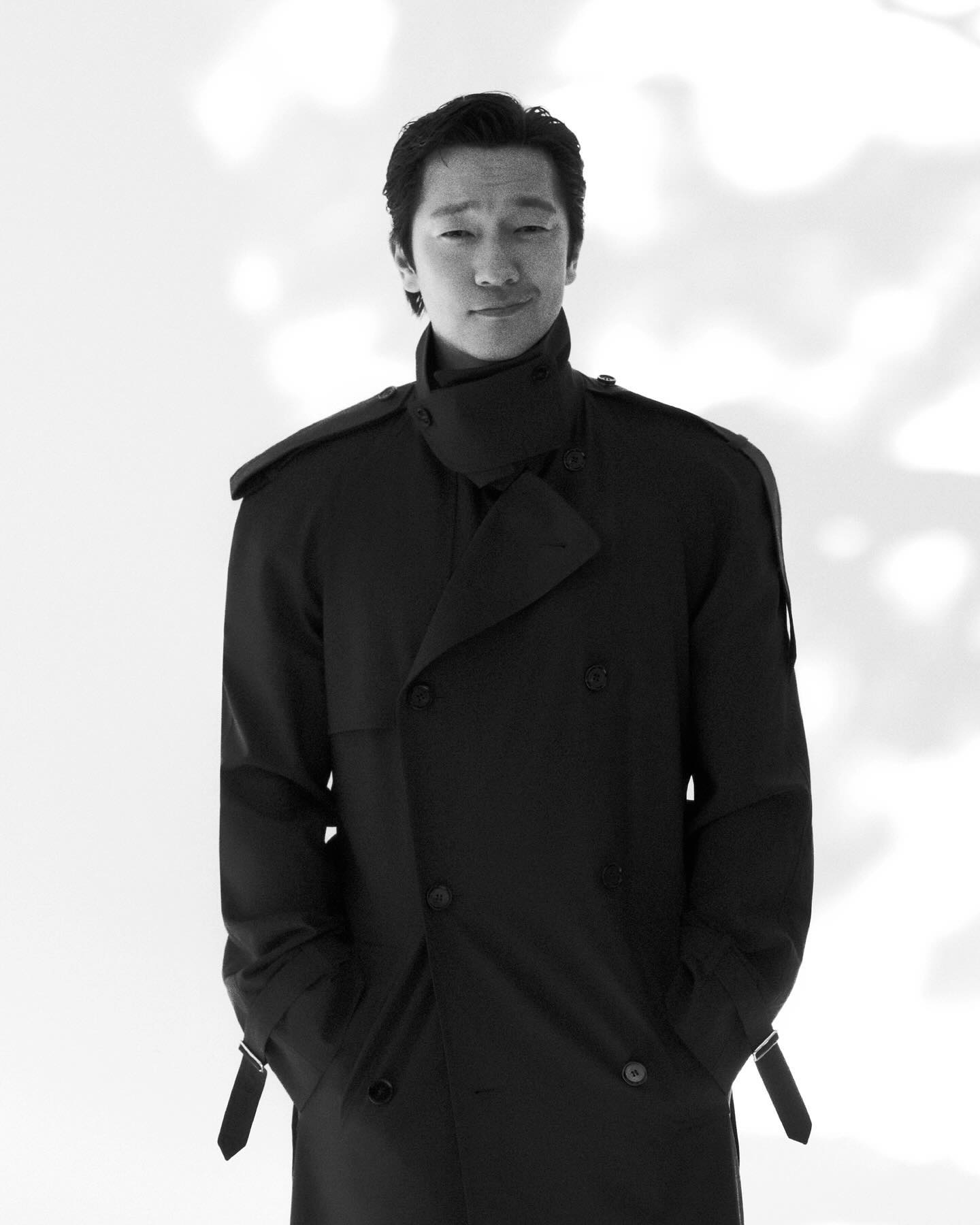 손석구 버버리 앰버서더 발탁🖤

버버리가 브랜드 앰버서더로 배우 손석구를 발탁했습니다. 버버리는 “배우로서 끊임없이 다양한 장르에 도전하는 손석구가 회사가 추구하는 정신과 굉장히 맞닿아 있다”며 “브랜드와 같은 철학을 공유하고 있는 그를 우리 패밀리의 일원으로 맞이할 수 있어 기쁘다”고 밝혔는데요. 이에 손석구는 “오래전부터 개인적으로 애정했던 브랜드의 앰버서더가 되어 영광”이라며 소감을 전했습니다. 이미지2