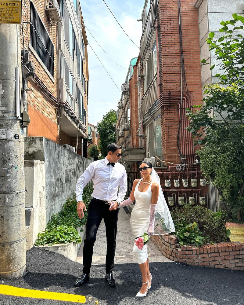 줄리엔강❤️제이제이 오늘 결혼💍
방송인 줄리엔강과 유튜버 제이제이(본명 박지은)가 오늘 결혼합니다. 두 사람은 지난해 5월 친구에서 연인으로 발전했다며 공개 열애를 시작했는데요. 이후 제이제이가 웨딩 다이어트, 웨딩드레스 피팅 등의 소식을 전하며 결혼 진행 과정을 공개하기도 했죠. 그리고 드디어 오늘 서울 강남의 한 웨딩홀에서 부부의 연을 맺고 인생 2막을 시작하게 됐습니다. 이미지2