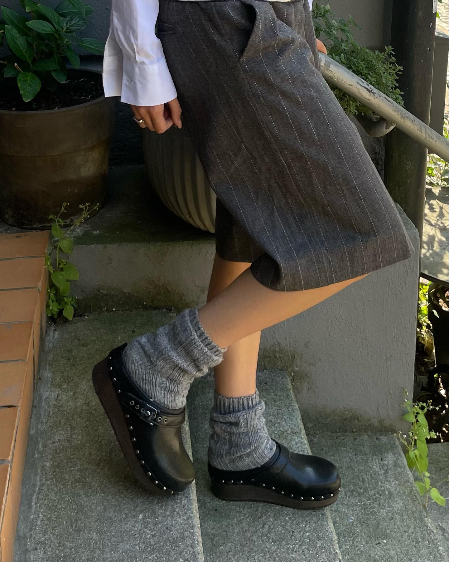 올여름엔 편안한 발걸음👣@숄👡

1899년 윌리엄 숄이 발 건강을 위해 평생을 바친 브랜드 숄(Scholl)이 탄생합니다. 숄은 100년 이상의 역사를 가진 신발 전문 브랜드로 혁신적인 기술과 디자인을 통해 전 세계인들에게 사랑받는 브랜드로 성장했습니다. 최고의 품질과 편안함을 자랑하는 숄은 발 건강을 위한 최첨단 기술과 디자인을 적용해 장시간 착용해도 편안하고 건강한 발걸음을 유지하도록 도와주는데요. 또한, 숄은 환경 보호에도 적극적으로 참여하고 있습니다. 지속 가능한 소재를 사용하고 생산 과정에서 발생하는 환경 영향을 최소화하기 위해 노력하며 사회와 환경에 책임 있는 기업임을 보여주고 있습니다.

슬라이드를 넘겨 숄의 클로그부터 힐까지 다양한 아이템을 확인해 보세요.🔍  이미지3