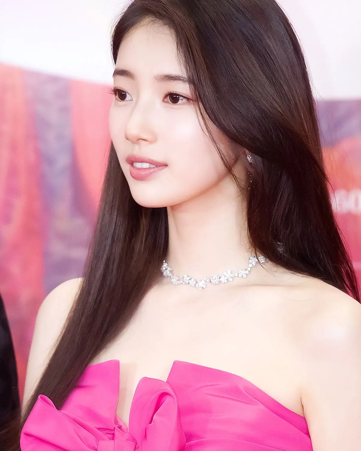 수지가 착용한 주얼리만 7억💎

수지가 최근 백상예술대상에서 핑크 드레스와 함께 착용한 하이 주얼리가 화제입니다. 이번에 수지가 착용한 목걸이와 귀걸이는 반클리프 아펠의 하이 주얼리 컬렉션인 폴리 데 프레 라인으로, 야생화의 아름다움에서 영감을 얻은 제품인데요. 목걸이는 다이아몬드 스톤만 230개가 들어간 폴리 데 프레 네크리스로 가격은 5억 650만 원입니다. 또한 로즈 골드와 다이아, 빨간 루비 조화를 이뤄 드레스 색상과 잘 어울렸던 귀걸이는 폴리 데 프레 이어링으로 가격은 1억 9천5백만 원입니다.

6 + 7: 반클리프 아펠 이미지