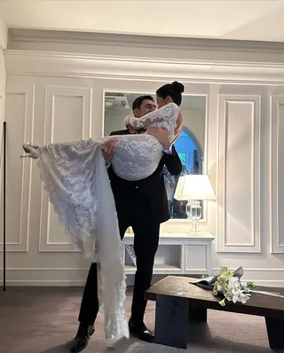 줄리엔강❤️제이제이 오늘 결혼💍
방송인 줄리엔강과 유튜버 제이제이(본명 박지은)가 오늘 결혼합니다. 두 사람은 지난해 5월 친구에서 연인으로 발전했다며 공개 열애를 시작했는데요. 이후 제이제이가 웨딩 다이어트, 웨딩드레스 피팅 등의 소식을 전하며 결혼 진행 과정을 공개하기도 했죠. 그리고 드디어 오늘 서울 강남의 한 웨딩홀에서 부부의 연을 맺고 인생 2막을 시작하게 됐습니다. 이미지