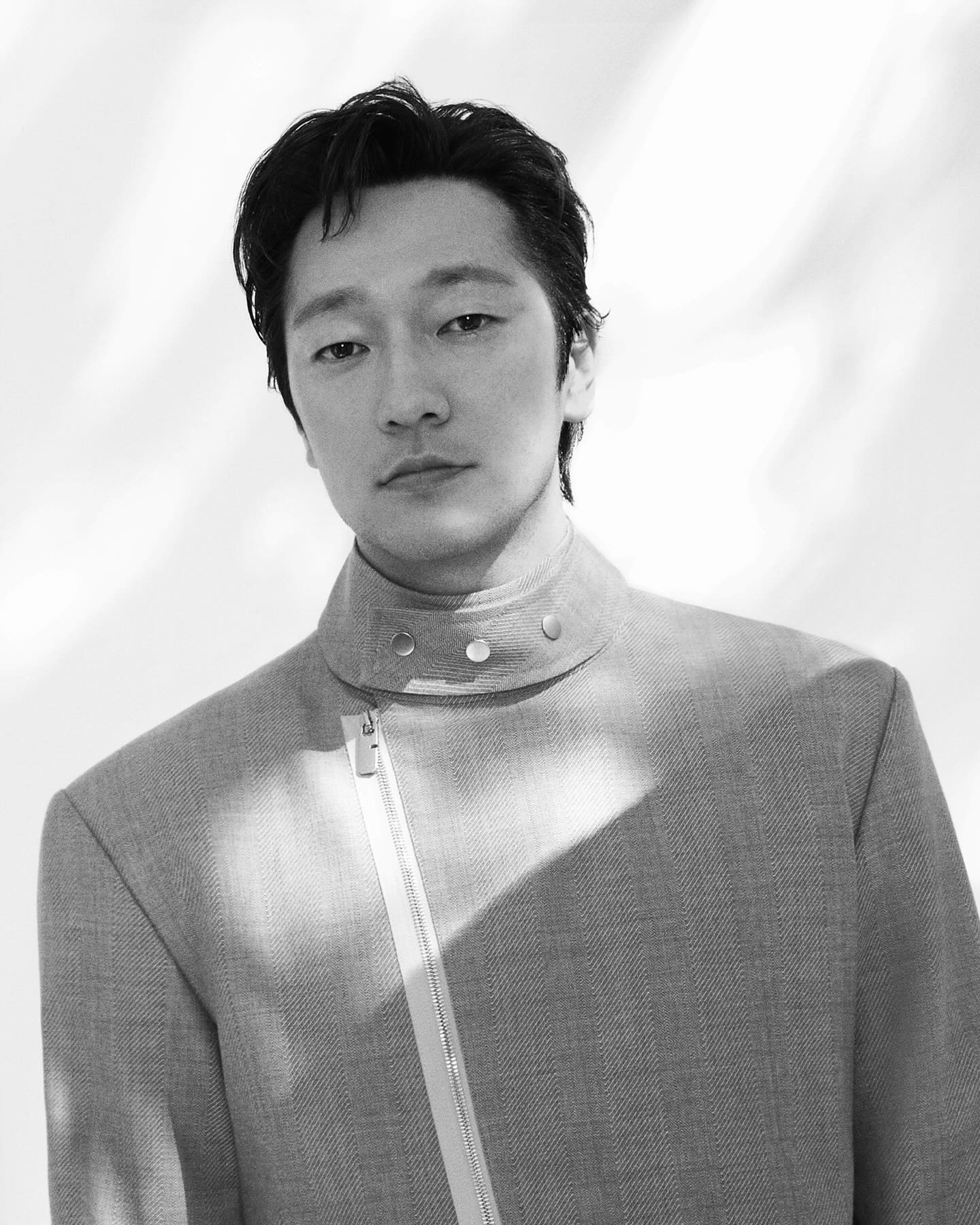 손석구 버버리 앰버서더 발탁🖤

버버리가 브랜드 앰버서더로 배우 손석구를 발탁했습니다. 버버리는 “배우로서 끊임없이 다양한 장르에 도전하는 손석구가 회사가 추구하는 정신과 굉장히 맞닿아 있다”며 “브랜드와 같은 철학을 공유하고 있는 그를 우리 패밀리의 일원으로 맞이할 수 있어 기쁘다”고 밝혔는데요. 이에 손석구는 “오래전부터 개인적으로 애정했던 브랜드의 앰버서더가 되어 영광”이라며 소감을 전했습니다. 이미지