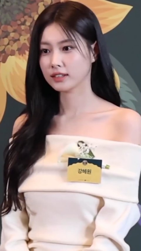 청순한 강혜원의 니트 원피스룩🤍
직각 어깨라인에 잘 어울리는 여리여리 오프숄더핏🔥 @예뻐  이미지