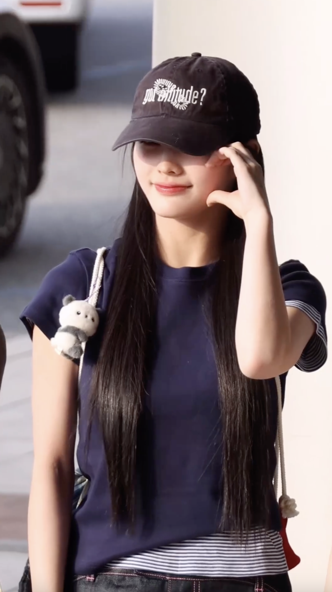 아일릿 이로하 공항룩✈️🧢 이미지"