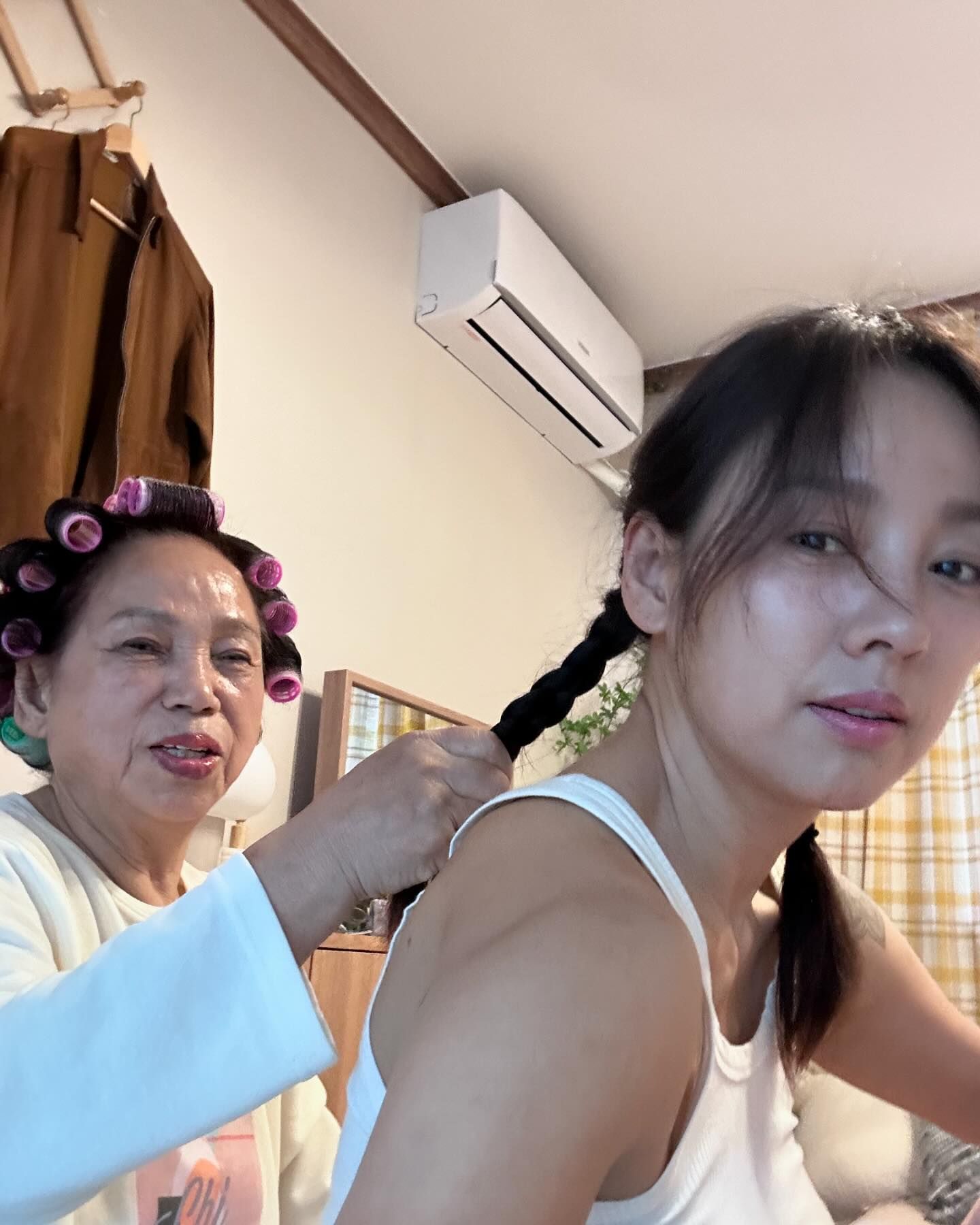 이효리 똑닮은 어머니와 투샷👩‍👧

이효리가 자신의 SNS를 통해 “엄마랑 추억놀이”라는 글과 함께 여러 장의 사진을 게재했습니다. 어머니는 이효리의 머리카락을 땋으며 직접 손질해 주고 있는데요. 훈훈한 모습과 함께 똑 닮은 눈매와 이목구비로 눈길을 끕니다. 한편 이효리는 JTBC 신규 예능프로그램 ‘엄마, 단둘이 여행 갈래?’에 출연할 예정으로 최근 어머니와 여행 중 찍은 사진들을 본인 계정에 자주 업로드했죠. 이효리 어머니는 이효리 못지않은 입담과 센스를 보였다고 전해져 기다리는 시청자들의 기대를 높이고 있습니다. 이미지