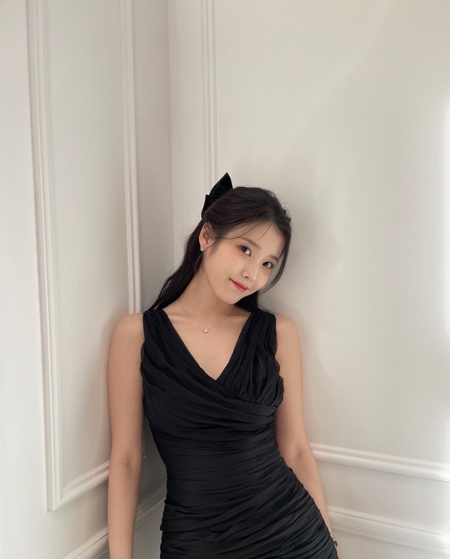 생일 아이유🖤민소매 원피스룩 이미지