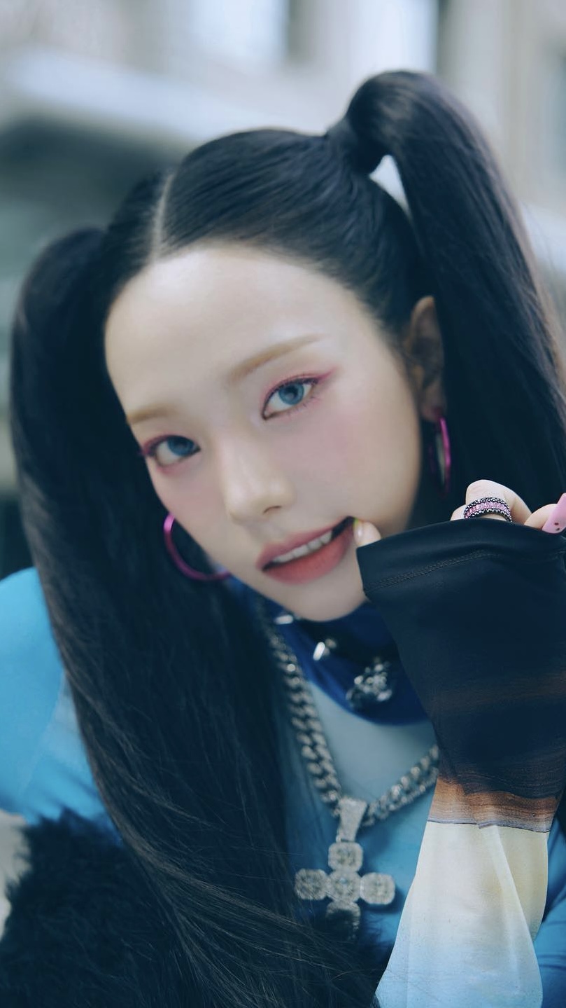 에스파 슈퍼노바 쇠맛 제대로다❤️‍🔥

방금 전 에스파의 첫 정규 앨범 더블 타이틀 곡 ‘슈퍼노바(Supernova)’가 공개됐습니다. 이번 곡은 히트메이커 KENZIE(켄지)가 작사, 작곡에 참여한 곡으로 무게감 있는 킥과 베이스 기반의 미니멀한 트랙 사운드가 인상적인 댄스곡인데요. 음원과 함께 공개된 뮤직비디오에서는 AI 등 동시대적 기술을 녹인 콘셉추얼한 영상미가 더해져 각자 다른 능력을 가진 멤버들이 보여주는 초인적인 매력과 강렬한 비트와 어울리는 힙한 비주얼이 더욱 돋보입니다. 

지금 바로 한층 확장된 에스파의 세계관에서 에스파 특유의 ‘쇠맛’ 매력을 만끽해 보세요.🙌

영상: SMTOWN 공식 유튜브 SMTOWN 이미지
