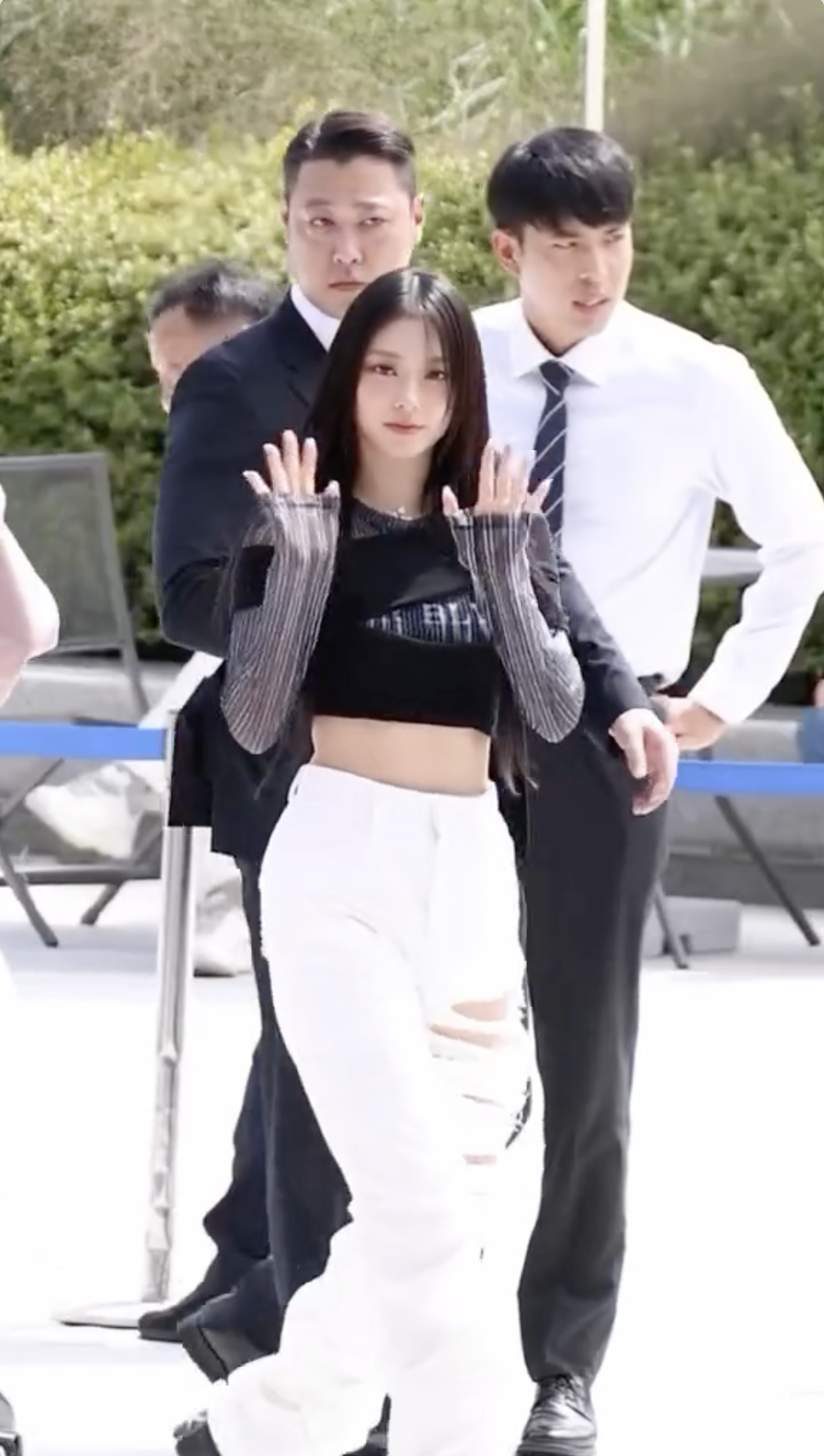 극락 비율인 해린의 크롭룩🖤🤍
블랙 크롭티에 화이트 디스트로이드 진으로 시크 스타일링✨ 이미지