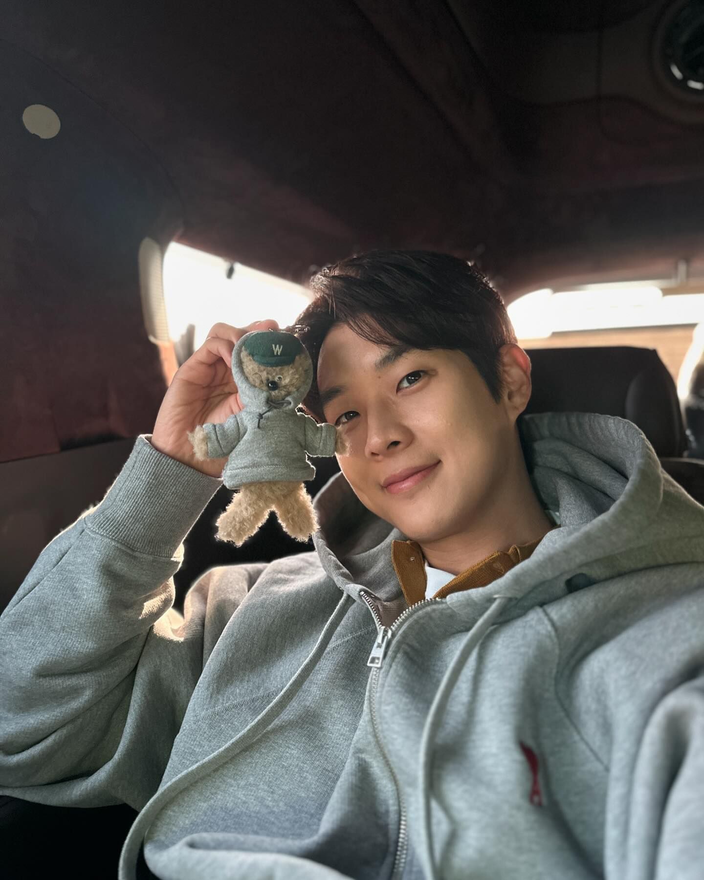 모남희와 최우식이 만났다🧸

모남희와 최우식이 콜라보한 키링이 출시되었습니다. 이번 키링은 인형에 초록색 볼캡과 회색 후드티가 더해져 최우식을 연상시키는데요. 최우식은 키링과 함께 찍은 사진을 본인 인스타그램에 업로드하며 콜라보 소식과 함께 키링에 우시키라고 별명을 붙이기도 했습니다. 

해당 제품은 15일(수) 오후 3시부터 ‘Pinky Promise in 서울 X CHOI WOO SHIK 공식 MD 판매 부스’에서 현장 판매되며 온라인에서는 위드뮤 온라인스토어에서 16일(목) 오후 3시부터 판매됩니다. 이미지