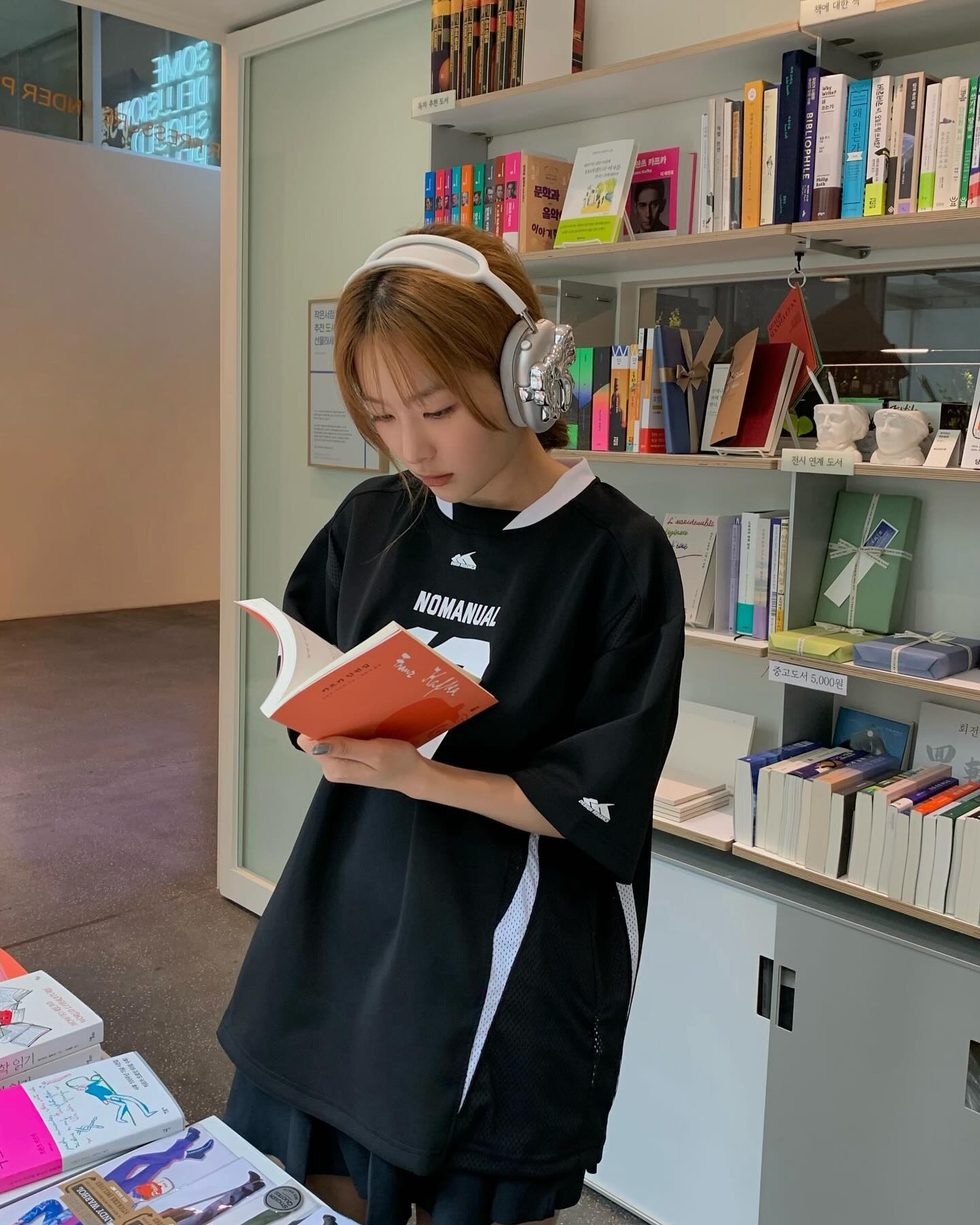 헤드폰 하나로 쿨한 무드 완성🎧✨ 이미지5