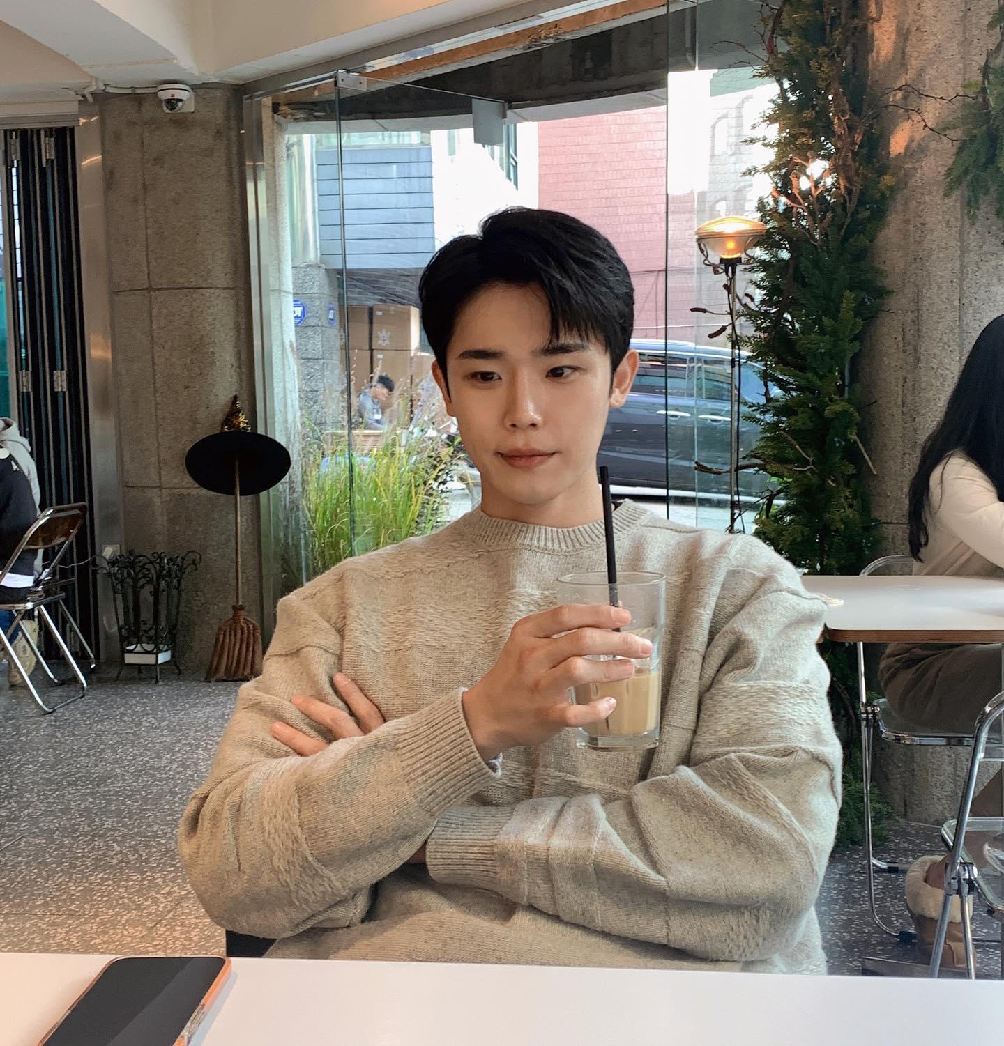 에일리 연인은 누구?👩‍❤️‍👨

결혼을 전제로 열애 사실을 밝혔던 가수 에일리(34)의 연인은 넷플릭스 '솔로지옥' 시즌1 출연자 최시훈(31)으로 알려졌습니다. 오늘(14일) 뉴스1은 “에일리의 연인은 최시훈이다”라는 보도를 했는데요, 이후 다른 매체에서도 소속사 관계자 발언을 통해 이와 사실을 확인해줬습니다. 지난 3월 열애설 제기 후, 에일리는 “예쁘게 잘 만나고 있다. 응원 많이 해달라. 더 좋은 소식은 때가 되면 내가 직접 찾아와서 전하겠다"고 직접 밝히기도 했습니다.

한편, 최시훈은 지난 2017년 웹예능 '맵시오빠'로 처음 얼굴을 알리기 시작해 ‘큐!레이터' '카페 킬리만자로' '신입사원' 등에 출연했습니다. '솔로지옥' 출연 당시엔 배우 출신 의류사업가로 소개됐으며 현재는 서울에서 식당을 운영 중인 것으로 알려졌습니다. 이미지7