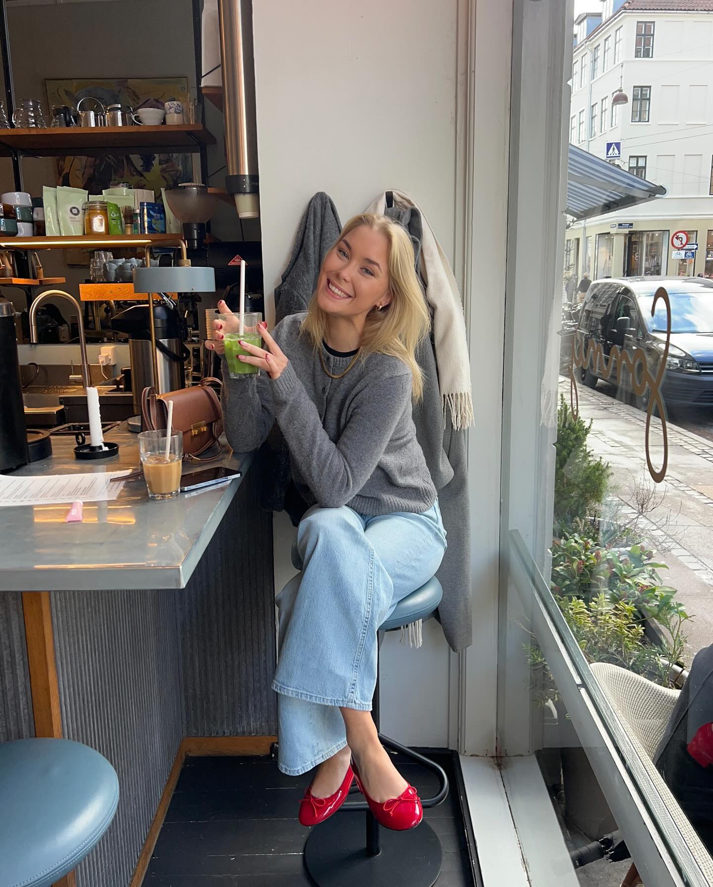 옷 밋밋할 땐 발에❤️레드 포인트 이미지