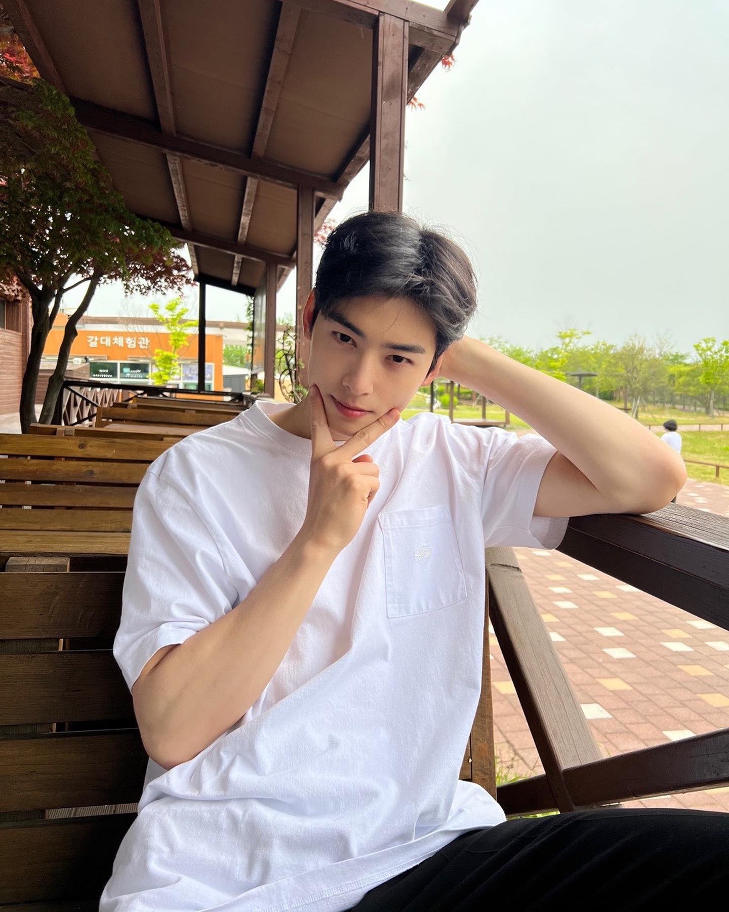 스프라이트 모델💚차은우&권은비

스프라이트 2024 써머 캠페인 모델로 차은우에 이어 새롭게 권은비가 선정됐습니다. 코카콜라사는 바쁜 일상 속에서도 밝고 쿨한 에너지를 가진 두 모델이 스프라이트의 매력과 꼭 닮았다고 설명했는데요. 실제로 차은우는 드라마와 콘서트 등 다방면에서 종횡무진하며 모두의 눈과 마음을 상쾌하게 해주며 인간 스프라이트의 면모를 보여주고 있습니다. 또한 권은비는 지난해 ‘2023 워터밤 위드 스프라이트’를 통해 ‘워터밤 여신’으로 등극하며 광고계의 블루칩으로 떠올랐죠. 코카콜라사 관계자는 “두 사람과 함께 더욱 강력해진 써머 캠페인을 선보일 예정”이라고 전했습니다.
 이미지