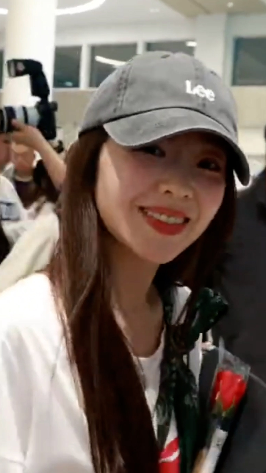 레드벨벳 공항룩은 편한 볼캡 포인트🧢✨ 가려도 예쁜 멤버들😍 이미지