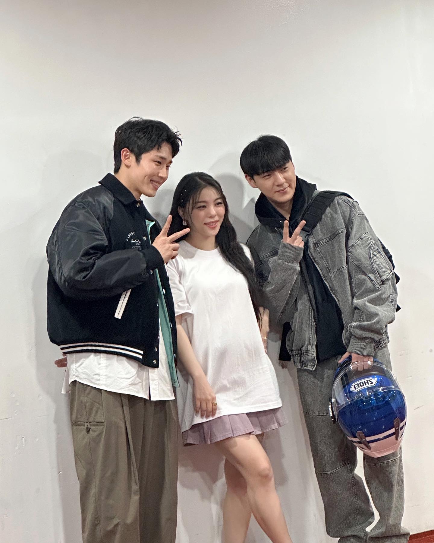 에일리 연인은 누구?👩‍❤️‍👨

결혼을 전제로 열애 사실을 밝혔던 가수 에일리(34)의 연인은 넷플릭스 '솔로지옥' 시즌1 출연자 최시훈(31)으로 알려졌습니다. 오늘(14일) 뉴스1은 “에일리의 연인은 최시훈이다”라는 보도를 했는데요, 이후 다른 매체에서도 소속사 관계자 발언을 통해 이와 사실을 확인해줬습니다. 지난 3월 열애설 제기 후, 에일리는 “예쁘게 잘 만나고 있다. 응원 많이 해달라. 더 좋은 소식은 때가 되면 내가 직접 찾아와서 전하겠다"고 직접 밝히기도 했습니다.

한편, 최시훈은 지난 2017년 웹예능 '맵시오빠'로 처음 얼굴을 알리기 시작해 ‘큐!레이터' '카페 킬리만자로' '신입사원' 등에 출연했습니다. '솔로지옥' 출연 당시엔 배우 출신 의류사업가로 소개됐으며 현재는 서울에서 식당을 운영 중인 것으로 알려졌습니다. 이미지2