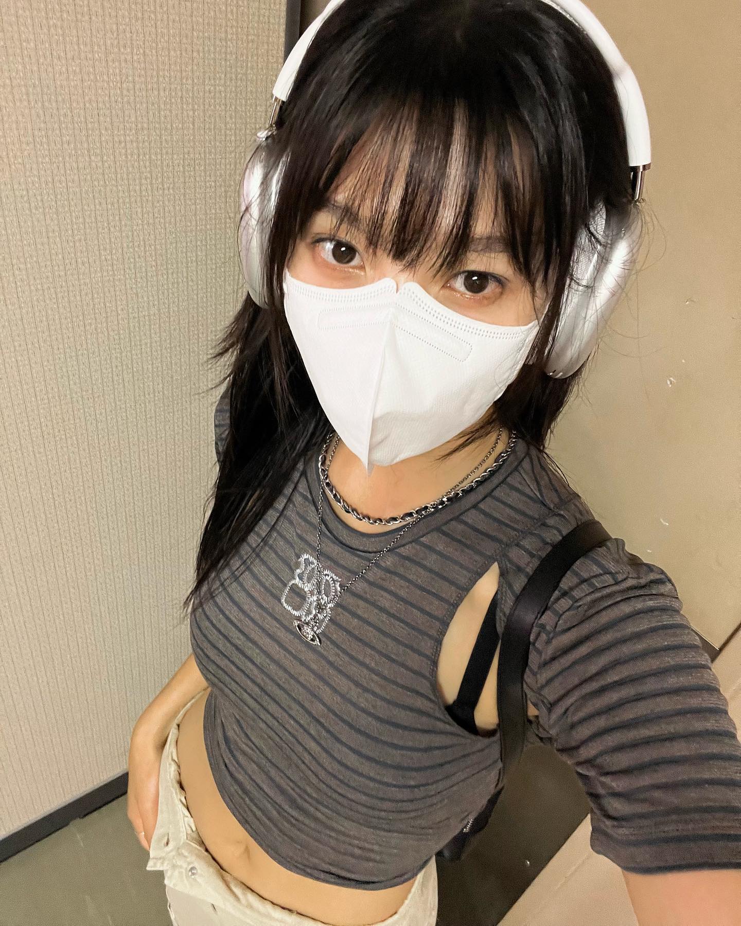 헤드폰 하나로 쿨한 무드 완성🎧✨ 이미지