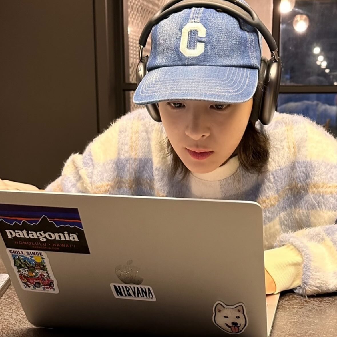 헤드폰 하나로 쿨한 무드 완성🎧✨ 이미지
