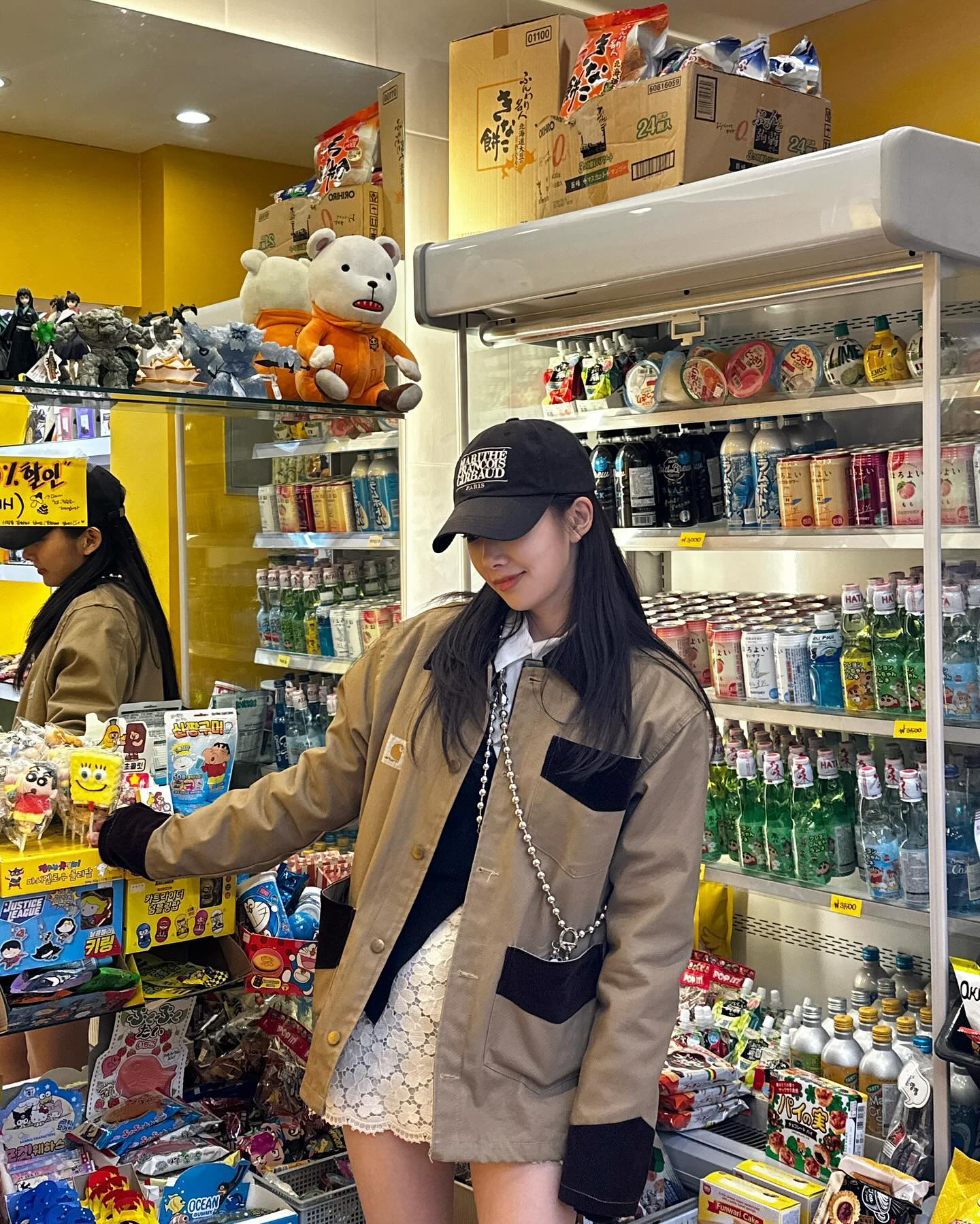 비 오고 다시 쌀쌀해지는 오늘😖☔️
외출 예정이라면 아우터 꼭 챙겨요✔️걸치기 좋은 아우터 4

1. 워크 자켓

2. 레더 자켓

3. 데님 자켓

4. 블레이저 이미지