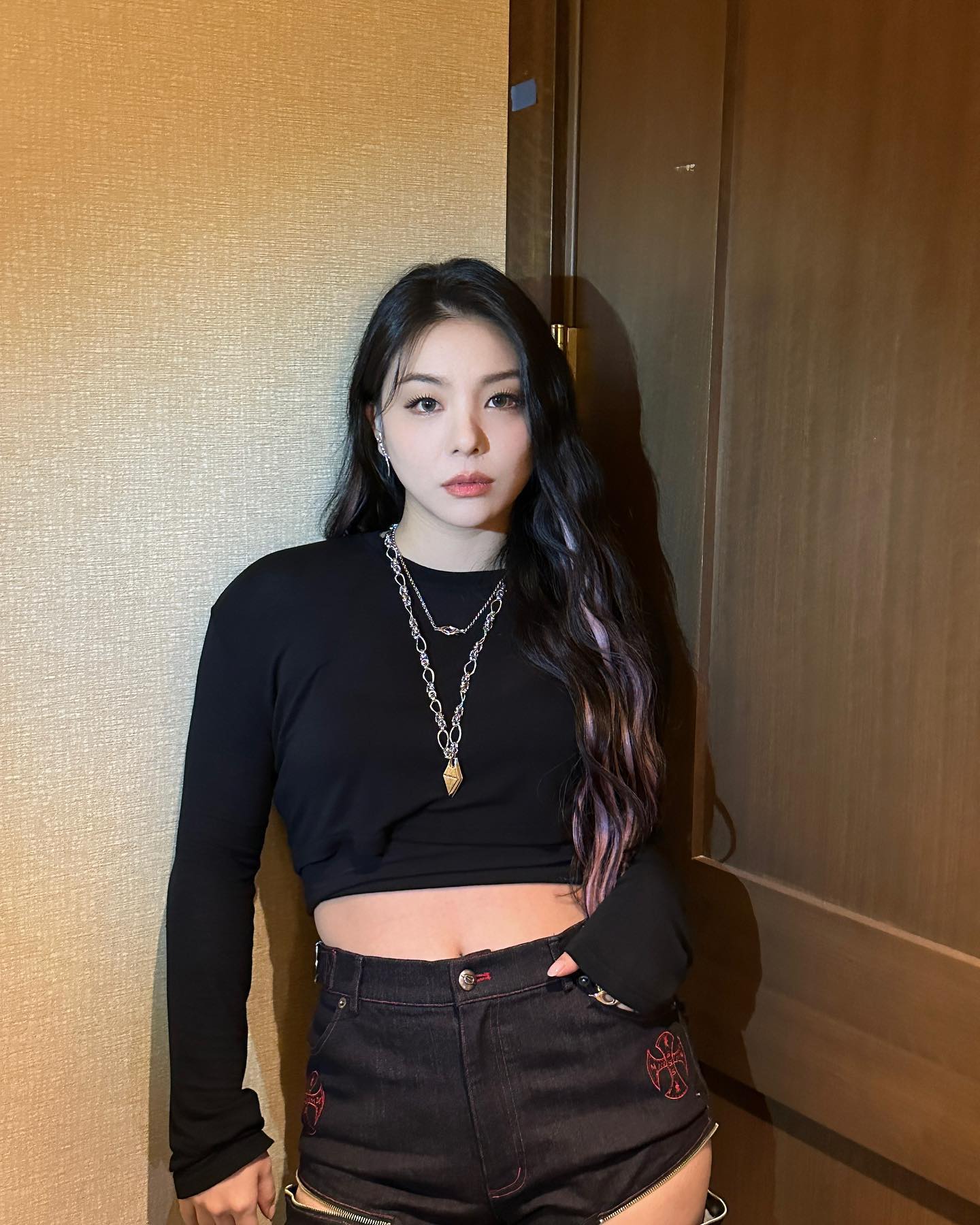에일리 연인은 누구?👩‍❤️‍👨

결혼을 전제로 열애 사실을 밝혔던 가수 에일리(34)의 연인은 넷플릭스 '솔로지옥' 시즌1 출연자 최시훈(31)으로 알려졌습니다. 오늘(14일) 뉴스1은 “에일리의 연인은 최시훈이다”라는 보도를 했는데요, 이후 다른 매체에서도 소속사 관계자 발언을 통해 이와 사실을 확인해줬습니다. 지난 3월 열애설 제기 후, 에일리는 “예쁘게 잘 만나고 있다. 응원 많이 해달라. 더 좋은 소식은 때가 되면 내가 직접 찾아와서 전하겠다"고 직접 밝히기도 했습니다.

한편, 최시훈은 지난 2017년 웹예능 '맵시오빠'로 처음 얼굴을 알리기 시작해 ‘큐!레이터' '카페 킬리만자로' '신입사원' 등에 출연했습니다. '솔로지옥' 출연 당시엔 배우 출신 의류사업가로 소개됐으며 현재는 서울에서 식당을 운영 중인 것으로 알려졌습니다. 이미지6