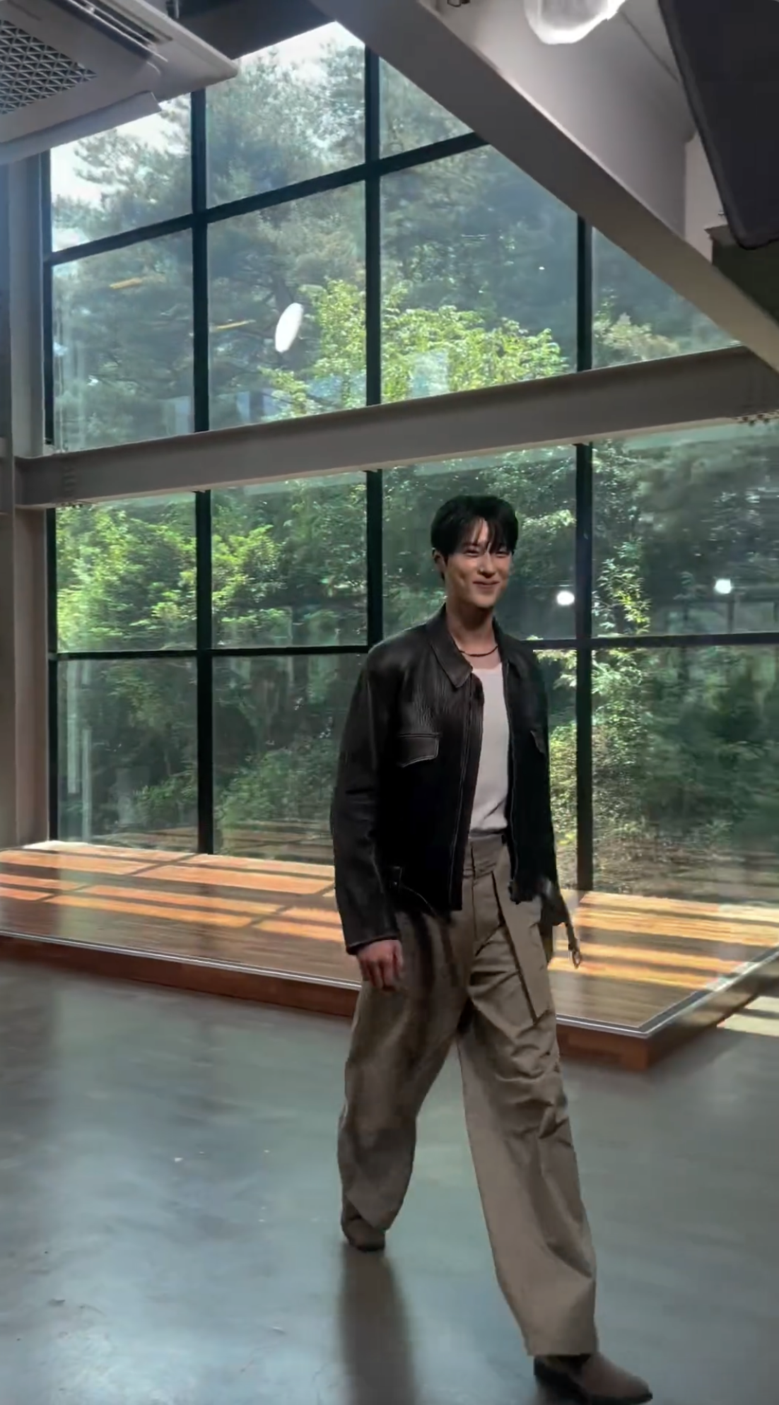 역시 모델은 다르다👏@우석오빠
유퀴즈에서 모델 워킹😍 레더자켓에 와이드팬츠 남친룩 정석🤎 이미지