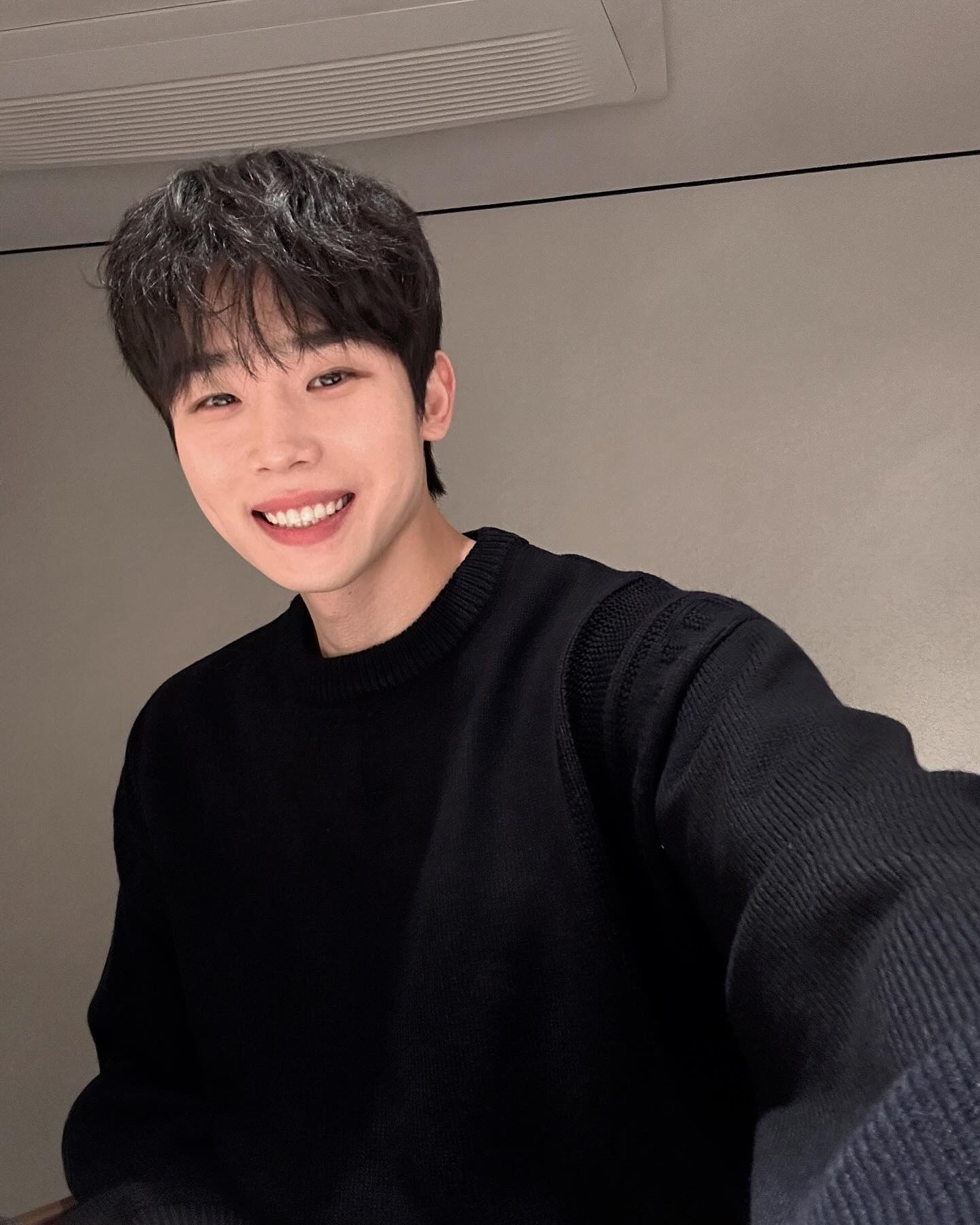 에일리 연인은 누구?👩‍❤️‍👨

결혼을 전제로 열애 사실을 밝혔던 가수 에일리(34)의 연인은 넷플릭스 '솔로지옥' 시즌1 출연자 최시훈(31)으로 알려졌습니다. 오늘(14일) 뉴스1은 “에일리의 연인은 최시훈이다”라는 보도를 했는데요, 이후 다른 매체에서도 소속사 관계자 발언을 통해 이와 사실을 확인해줬습니다. 지난 3월 열애설 제기 후, 에일리는 “예쁘게 잘 만나고 있다. 응원 많이 해달라. 더 좋은 소식은 때가 되면 내가 직접 찾아와서 전하겠다"고 직접 밝히기도 했습니다.

한편, 최시훈은 지난 2017년 웹예능 '맵시오빠'로 처음 얼굴을 알리기 시작해 ‘큐!레이터' '카페 킬리만자로' '신입사원' 등에 출연했습니다. '솔로지옥' 출연 당시엔 배우 출신 의류사업가로 소개됐으며 현재는 서울에서 식당을 운영 중인 것으로 알려졌습니다. 이미지5