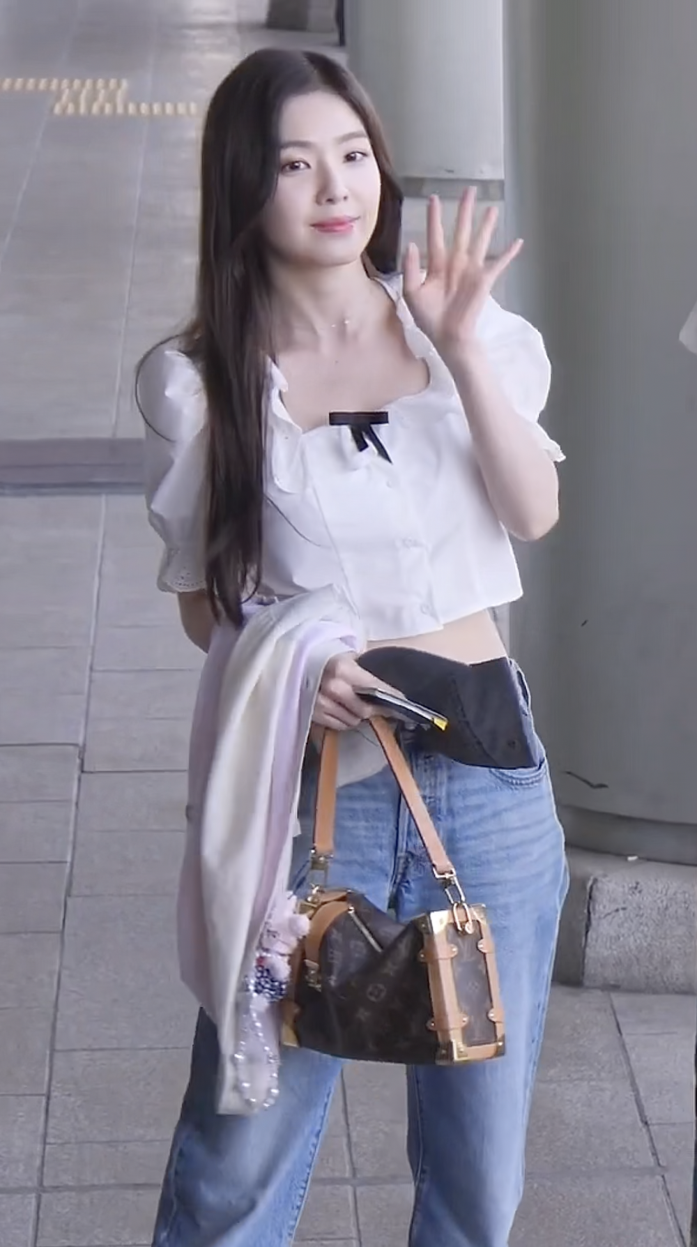 여친룩 정석🤍💙레드벨벳 아이린
크롭 블라우스+청바지👖루이비통 사이드 트렁크로 마무리👜 이미지