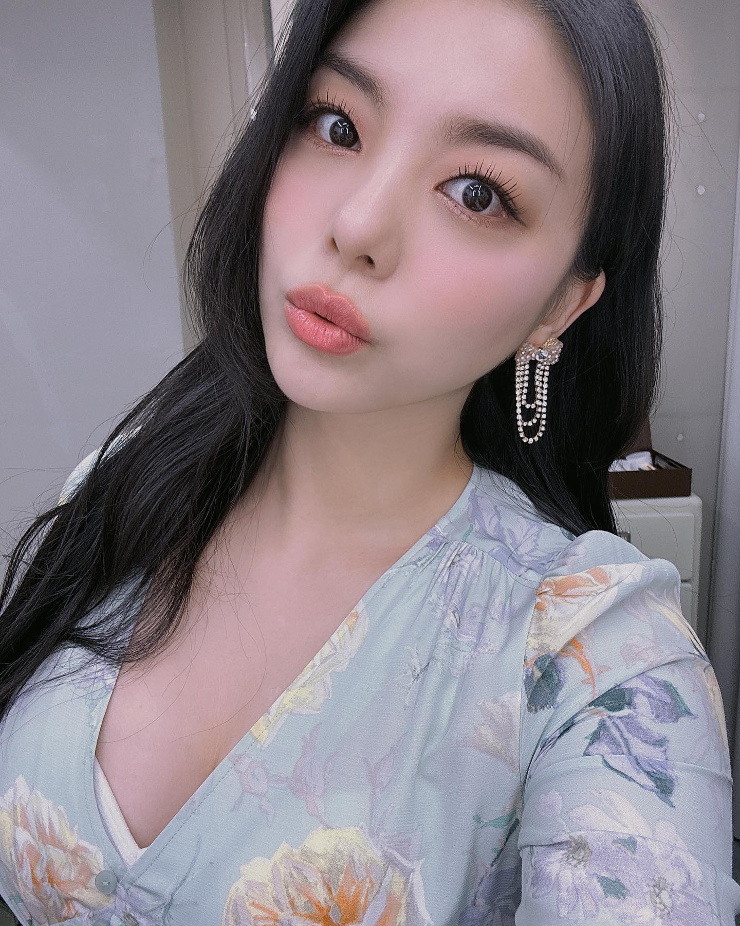 에일리 연인은 누구?👩‍❤️‍👨

결혼을 전제로 열애 사실을 밝혔던 가수 에일리(34)의 연인은 넷플릭스 '솔로지옥' 시즌1 출연자 최시훈(31)으로 알려졌습니다. 오늘(14일) 뉴스1은 “에일리의 연인은 최시훈이다”라는 보도를 했는데요, 이후 다른 매체에서도 소속사 관계자 발언을 통해 이와 사실을 확인해줬습니다. 지난 3월 열애설 제기 후, 에일리는 “예쁘게 잘 만나고 있다. 응원 많이 해달라. 더 좋은 소식은 때가 되면 내가 직접 찾아와서 전하겠다"고 직접 밝히기도 했습니다.

한편, 최시훈은 지난 2017년 웹예능 '맵시오빠'로 처음 얼굴을 알리기 시작해 ‘큐!레이터' '카페 킬리만자로' '신입사원' 등에 출연했습니다. '솔로지옥' 출연 당시엔 배우 출신 의류사업가로 소개됐으며 현재는 서울에서 식당을 운영 중인 것으로 알려졌습니다. 이미지4