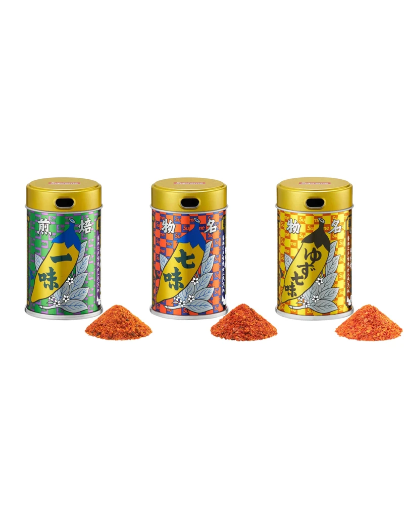 슈프림/야와타야 이소고로 향신료🌶️🧂
야와타야 이소고로 일본 향신료 3개 세트. 토가라시 고추 향신료가 특징입니다. 일본에서 제작되며, 시치미 7가지 향신료 블렌드, 이치미 칠리 고추 시즈닝, 유자 시치미 7가지 향신료가 유자 감귤 맛과 혼합되어 있습니다. 이미지1