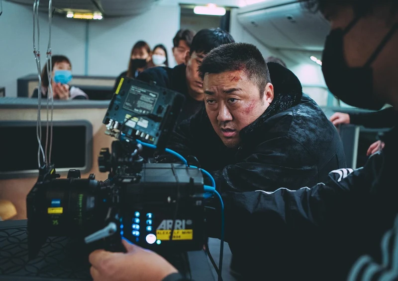 범죄도시 이제 완전히 바뀐다🎬
개봉 22일(어제) 만에 천만 관객을 돌파하며 한국 영화 사상 최초 트리플 천만 기록을 세운 <범죄도시4>. 이와 관련해 방금 전 마동석이 SNS를 통해 “모두 관객 여러분들이 이뤄내신 결과입니다. 진심으로 감사합니다”라며 감사 인사를 전했습니다. 이어 <범죄도시>시리즈에 대한 향후 계획도 언급했는데요. 그는 “시리즈 1막(1~4편)이 오락 액션 활극이었다면 2막(5~8편)은 더욱 짙어진 액션 스릴러 장르로 완전히 새롭게 선보일 예정”이라고 전했습니다. 이미지2