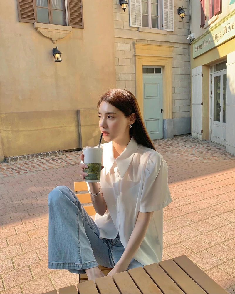 러블리한🤍❤️반팔 블라우스 코디 이미지1