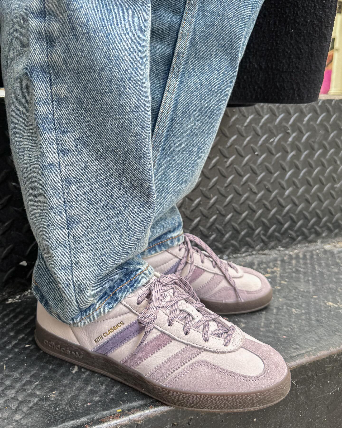 착샷 뜨기 시작🔥아디다스 x 키스

5월 13일 출시된 키스(Kith)와 아디다스(adidas) 협업 아이템이 화제가 되고 있습니다. 스페지알, 삼바, 가젤 등 아디다스의 대표 모델들이 키스만의 무드가 더해져 눈길을 사로잡고 있는데요. 예쁜 파스텔톤 컬러감부터 키스 로고 프린팅, 로프 끈, 다양한 삼선 컬러까지 세련되고 트렌디한 디테일들이 돋보이는 이번 협업 아이템은 출시와 동시에 뜨거운 반응을 얻고 있습니다. 

퍼플, 민트 컬러 착샷부터 전 컬러 화보까지 슬라이드를 넘겨 확인해 보세요. 이미지