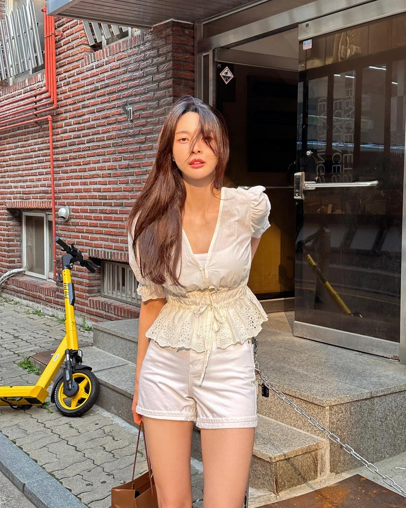 러블리한🤍❤️반팔 블라우스 코디 이미지2
