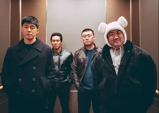 범죄도시 이제 완전히 바뀐다🎬
개봉 22일(어제) 만에 천만 관객을 돌파하며 한국 영화 사상 최초 트리플 천만 기록을 세운 <범죄도시4>. 이와 관련해 방금 전 마동석이 SNS를 통해 “모두 관객 여러분들이 이뤄내신 결과입니다. 진심으로 감사합니다”라며 감사 인사를 전했습니다. 이어 <범죄도시>시리즈에 대한 향후 계획도 언급했는데요. 그는 “시리즈 1막(1~4편)이 오락 액션 활극이었다면 2막(5~8편)은 더욱 짙어진 액션 스릴러 장르로 완전히 새롭게 선보일 예정”이라고 전했습니다. 이미지