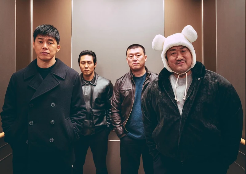 범죄도시 이제 완전히 바뀐다🎬
개봉 22일(어제) 만에 천만 관객을 돌파하며 한국 영화 사상 최초 트리플 천만 기록을 세운 <범죄도시4>. 이와 관련해 방금 전 마동석이 SNS를 통해 “모두 관객 여러분들이 이뤄내신 결과입니다. 진심으로 감사합니다”라며 감사 인사를 전했습니다. 이어 <범죄도시>시리즈에 대한 향후 계획도 언급했는데요. 그는 “시리즈 1막(1~4편)이 오락 액션 활극이었다면 2막(5~8편)은 더욱 짙어진 액션 스릴러 장르로 완전히 새롭게 선보일 예정”이라고 전했습니다. 이미지1