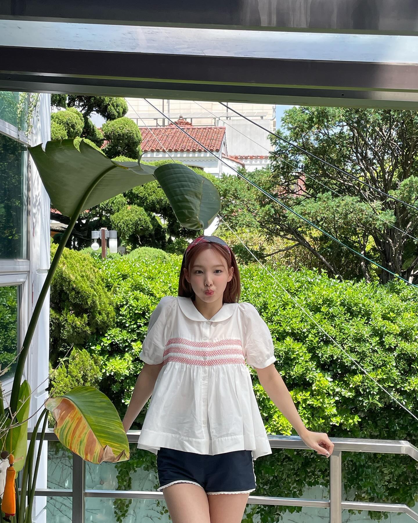 러블리한🤍❤️반팔 블라우스 코디 이미지"