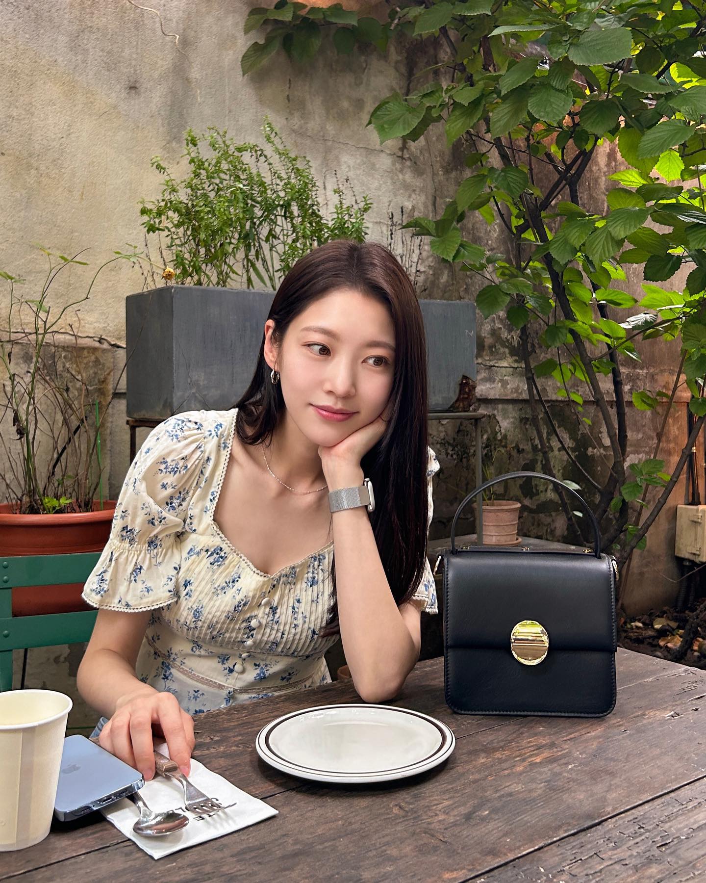 러블리한🤍❤️반팔 블라우스 코디 이미지"
