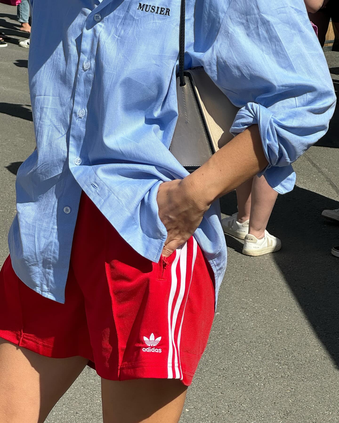 셔츠 하나로 다양한 코디 연출💙✨ 이미지