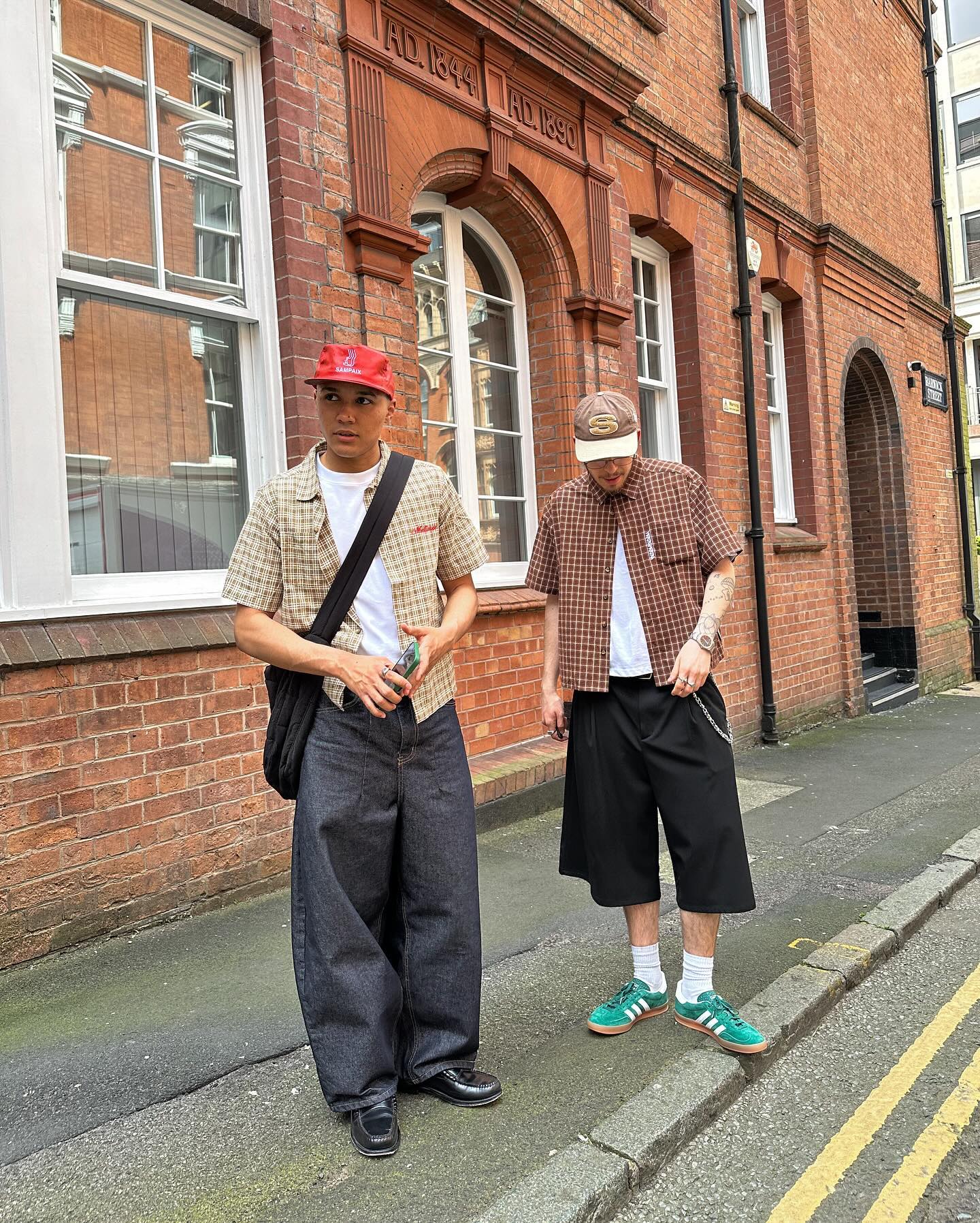 흰색 이너 입고 셔츠 오픈🪟 이미지