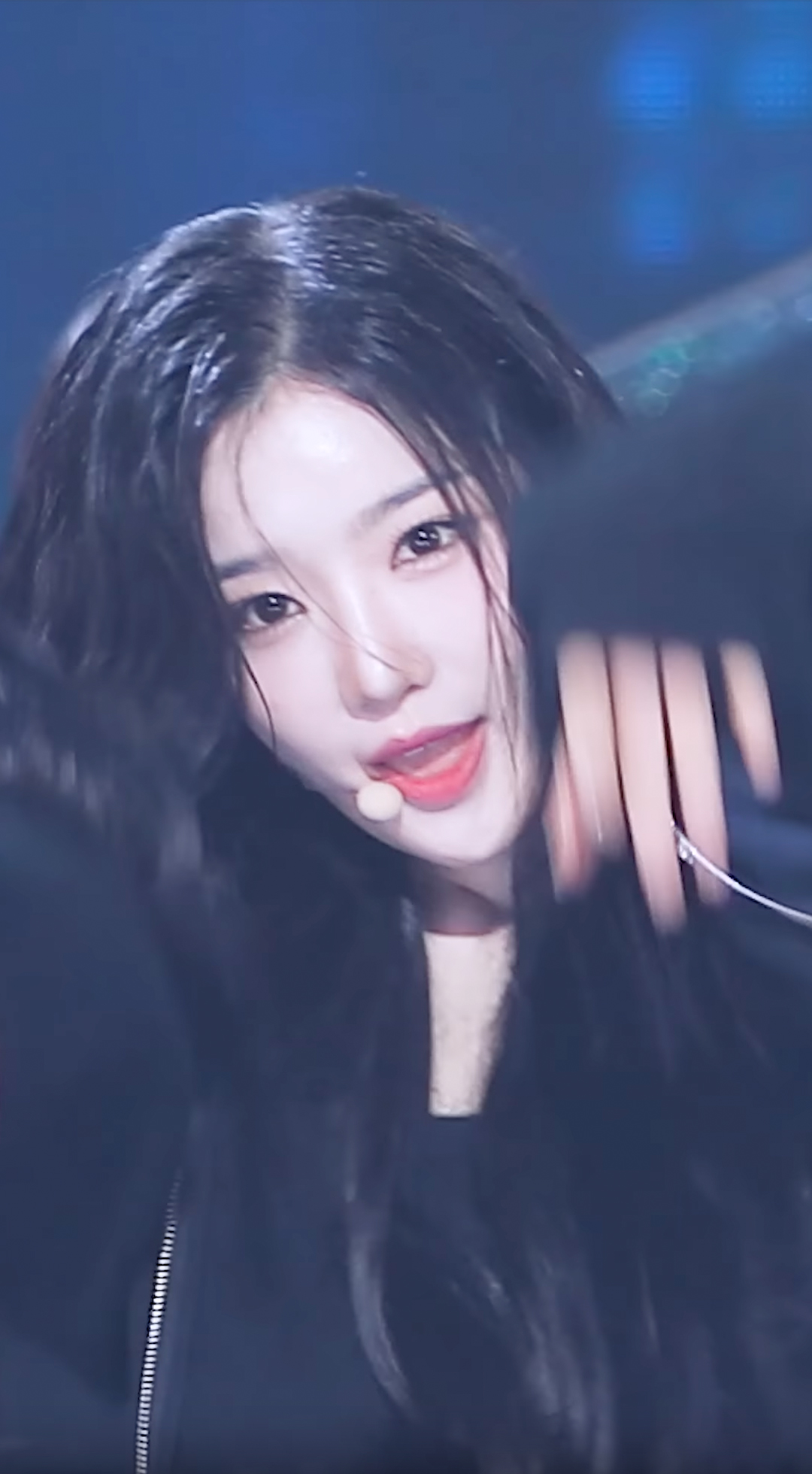 숨멎 비주얼✨트리플에스 김유연
백옥같은 피부 돋보이는 올블랙 코디🖤🤍 레드립 포인트💋 이미지