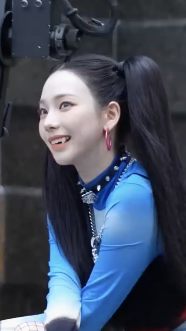 카리나가 직접 찍은 슈퍼노바MV📸

에스파 공식 유튜브에 슈퍼노바 뮤직비디오 비하인드 영상이 업로드되었는데요. 뮤직비디오 초반에 나오는 장면 중 카리나가 셀프로 촬영한 씬이 담겼다는 비하인드가 밝혀져 팬들을 깜짝 놀라게 했습니다. 드라큘라로 변신한 카리나는 아이폰을 직접 들고 다양한 앵글로 자연스럽게 촬영해 리더다운 능숙한 면모를 보였습니다. 이미지