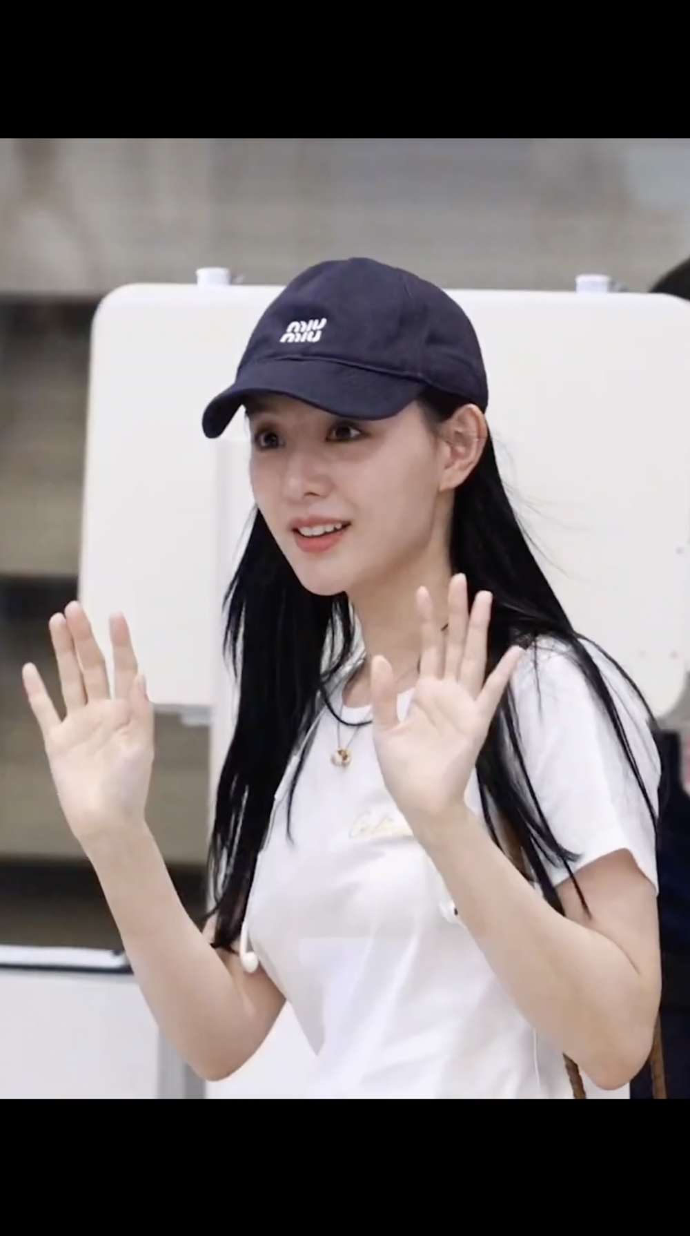 김지원 깔끔 봄코디 정보🤍💙
흰티 & 청바지에 네이비 볼캡과 브라운 백 포인트🧢👜

1. 미우미우 데님 베이스볼 캡, 93만 원.

2. 불가리 세르펜티 바이퍼 네크리스 다이아몬드 풀 파베 세팅, 1,290만 원.

3. 셀린느 자수 티셔츠, 84만 원.

4. 셀린느 키티 진 - 피스모 워시 데님 피스모 워시, 160만 원.

5. 보테가 베네타 스몰 안디아모 꼬냑, 575만 원.

6. 살로몬 XT-4 블랙 실버 메탈릭, 28만 원. 이미지