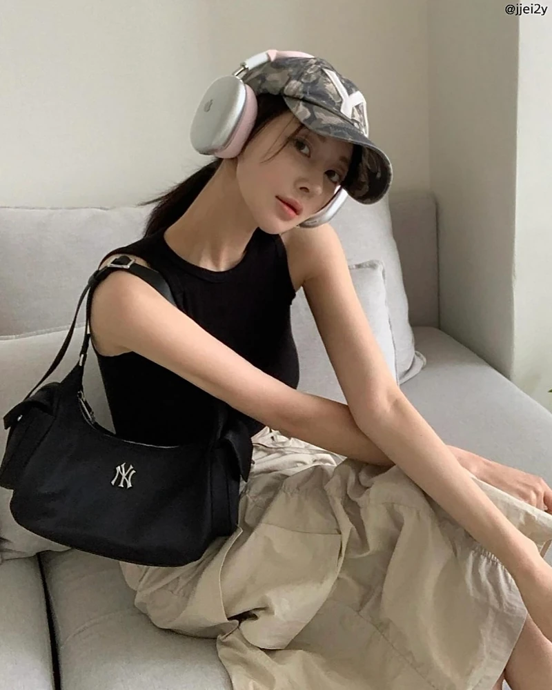 요즘 언니들 픽👜🖤MLB 카고백
트렌디한 쉐입의 호보백으로 가벼운 데일리룩 완성😉💖 #광고 이미지1