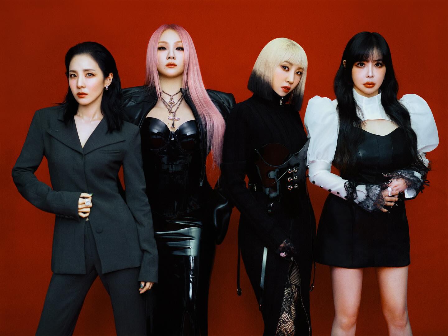 투애니원 완전체 드디어 뭉쳤다🎉

투애니원이 오늘 데뷔 15주년을 기념해 완전체 사진을 공개했습니다. 투애니원은 2009년 ‘Fire’로 데뷔해 올해로 15주년을 맞았는데요. 이를 자축하기 위해 맴버들은 각자의 SNS를 통해 함께 블랙 컬러의 의상을 맞춰 입고 찍은 사진과 함께 팬들에게 감사 인사를 전했습니다. 이를 본 팬들은 오랜만에 보이는 완전체 모습에 반가움을 표현했습니다. 이미지