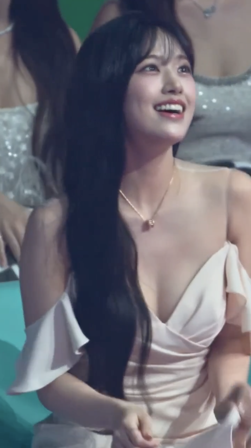 다시 봐도 레전드🤍안유진 헤메코 화이트 드레스에 불가리 비제로원 네크리스로 여신미👸🏻✨ 이미지