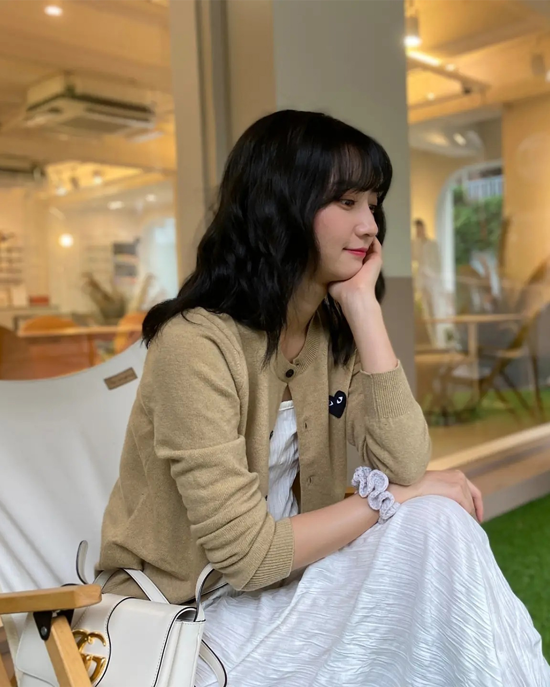 흰원피스에 갈색 아우터 걸쳐🤍🤎 이미지