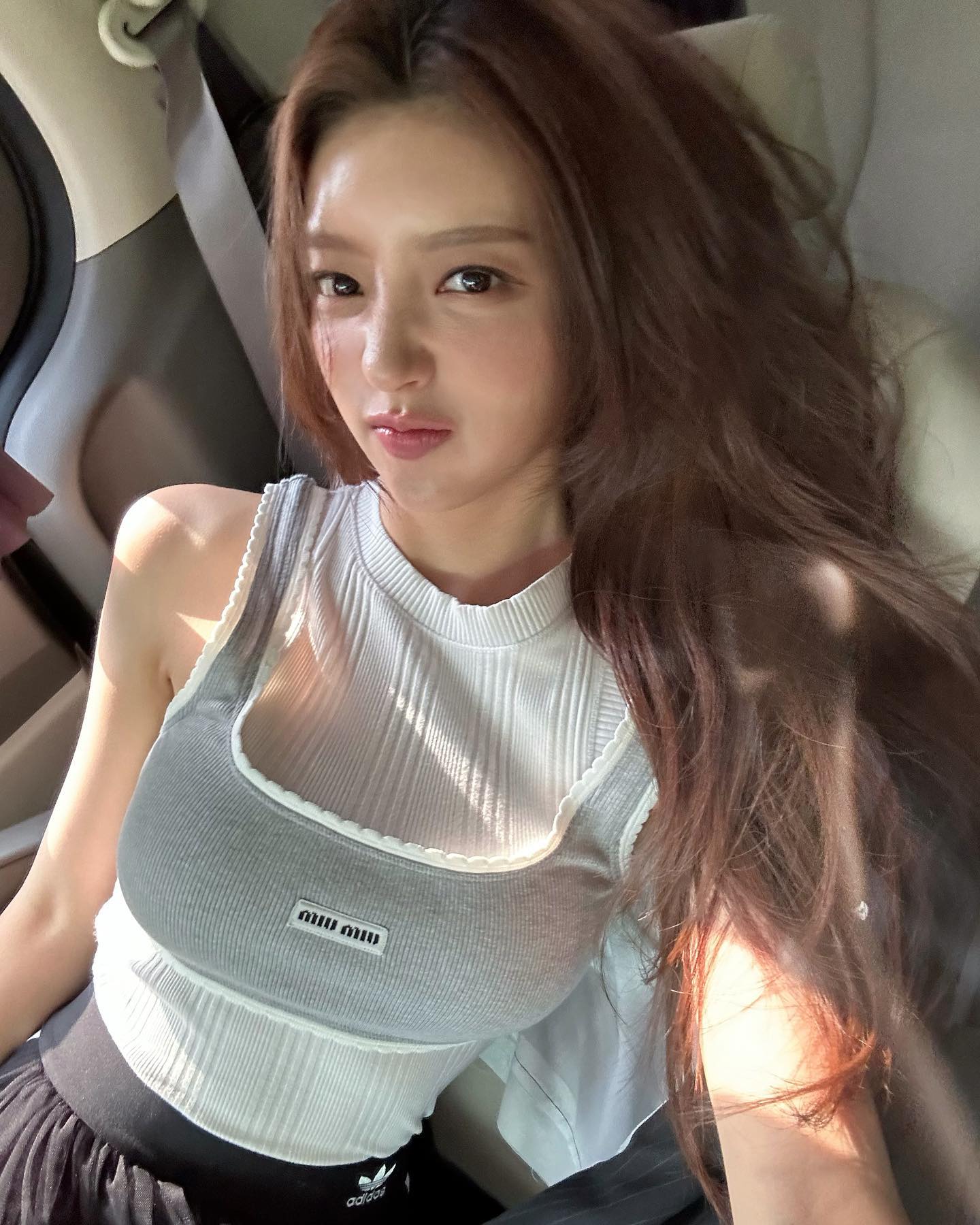 민소매도 레이어드로 힙하게🩶🤍 이미지